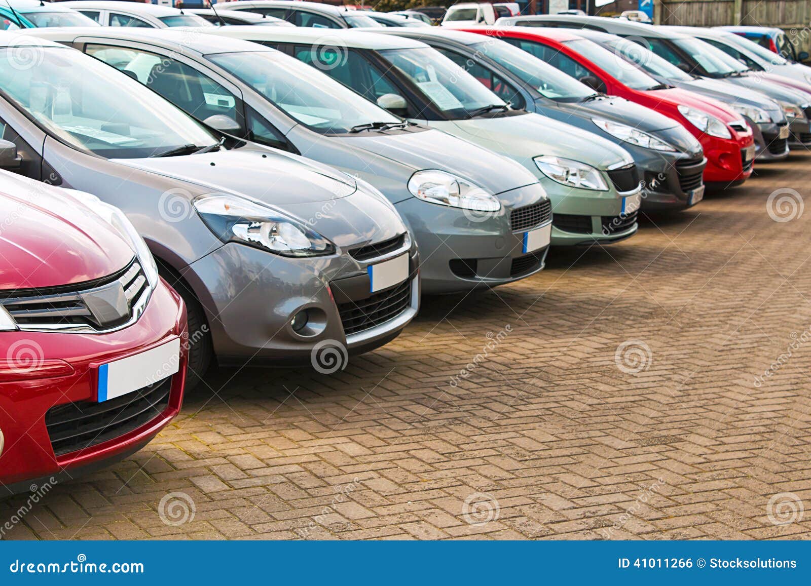 12,903 Coches De Mano Fotos de stock - Fotos libres de regalías de  Dreamstime, image size:1600x1157