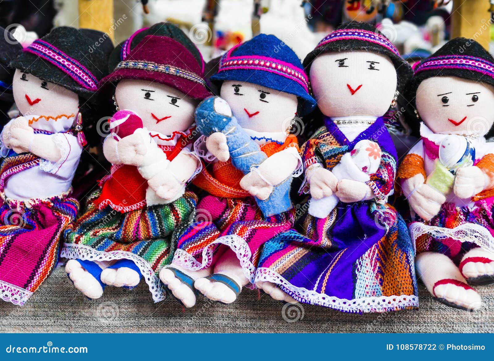 Fila De Las Muñecas De Trapo En Ropa Tradicional, Ecuador Foto de archivo - Imagen de ropa, tradicional: 108578722
