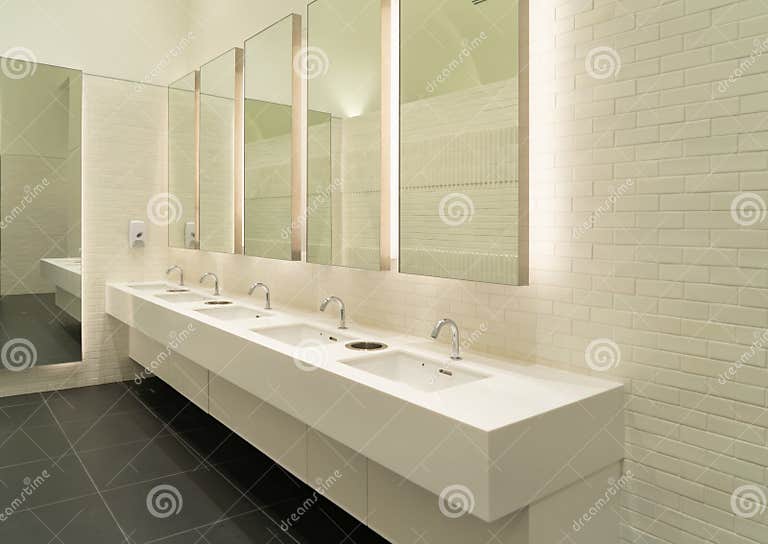 Fila De Lavabo Moderno De Mármol Blanco En El Baño Público, Baño En El Restaurante O Hotel O