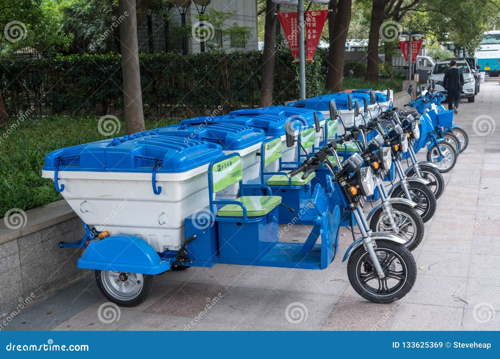 Fila De Los Triciclos Eléctricos Para Los Limpiadores De Calle En Shangai Imagen de archivo editorial - Imagen de shangai, triciclos: 133625369