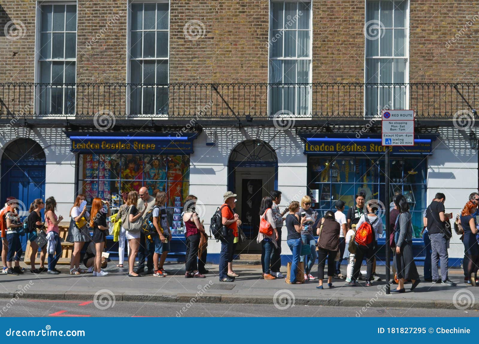 Fila Na Calçada Em Frente à Loja De Beatles Em Bakerstreet Imagem