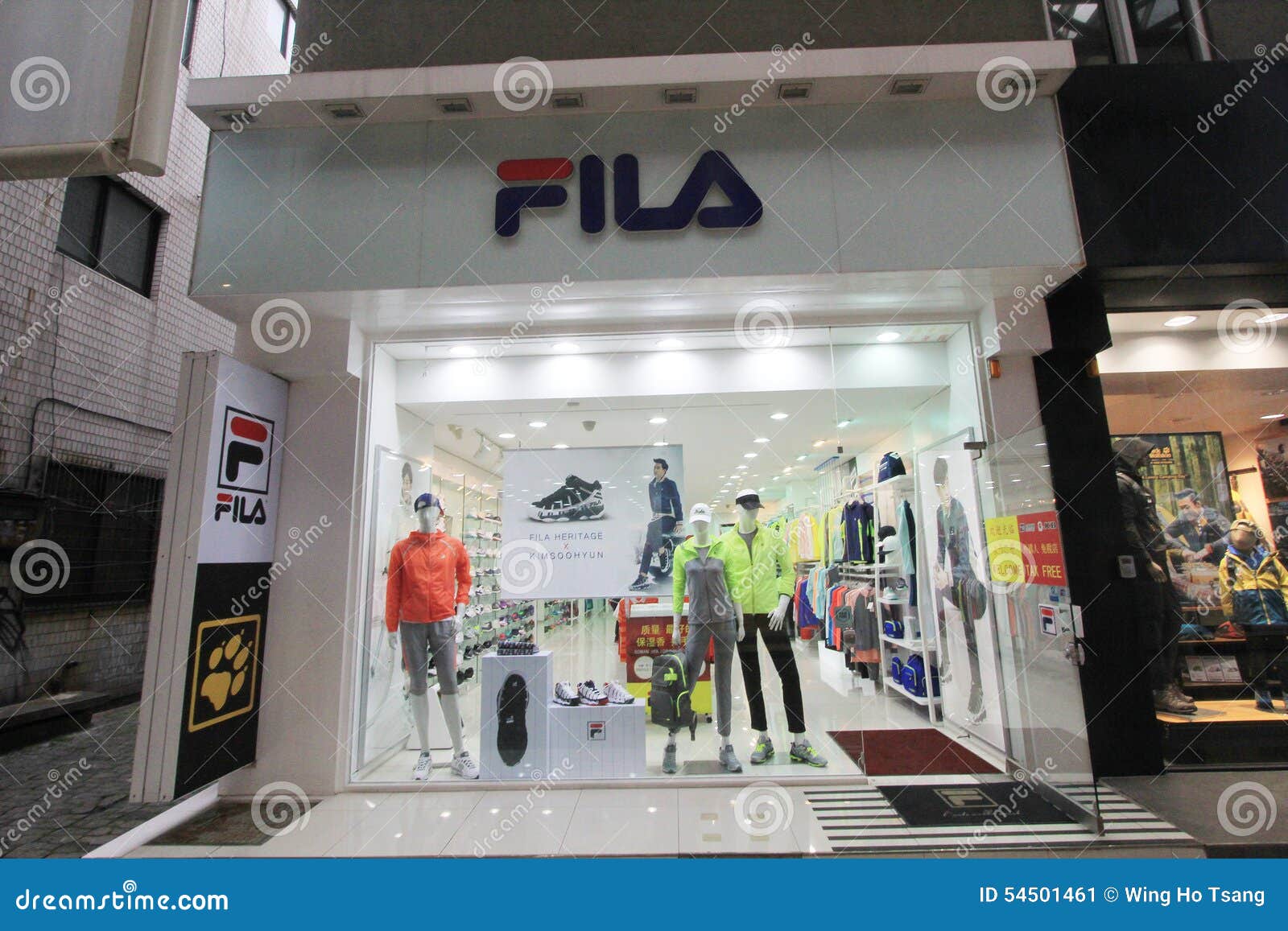 katastrofale For nylig udløb Fila shop in South Korea editorial photo. Image of town - 54501461