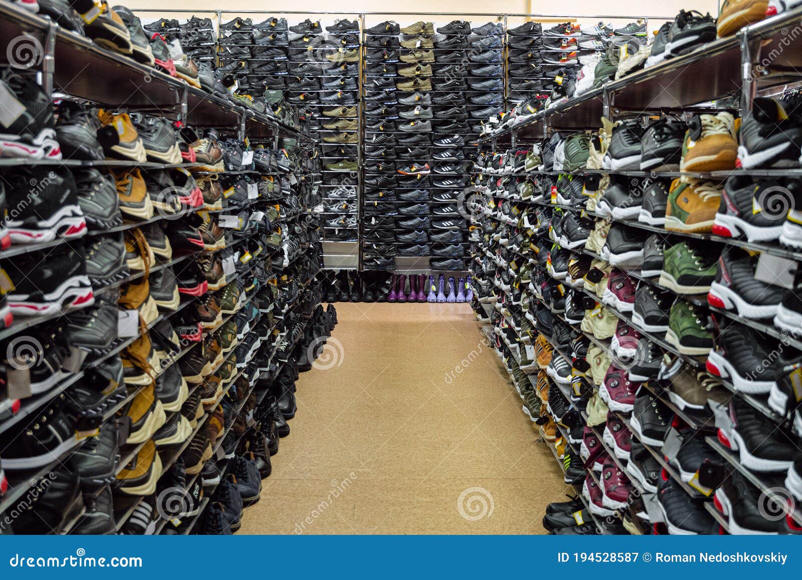 Filas De Compras En La De Zapatos. De Varios Pisos Con Filas De Zapatillas De Hombre. editorial - Imagen de zapato, mercado: 194528587