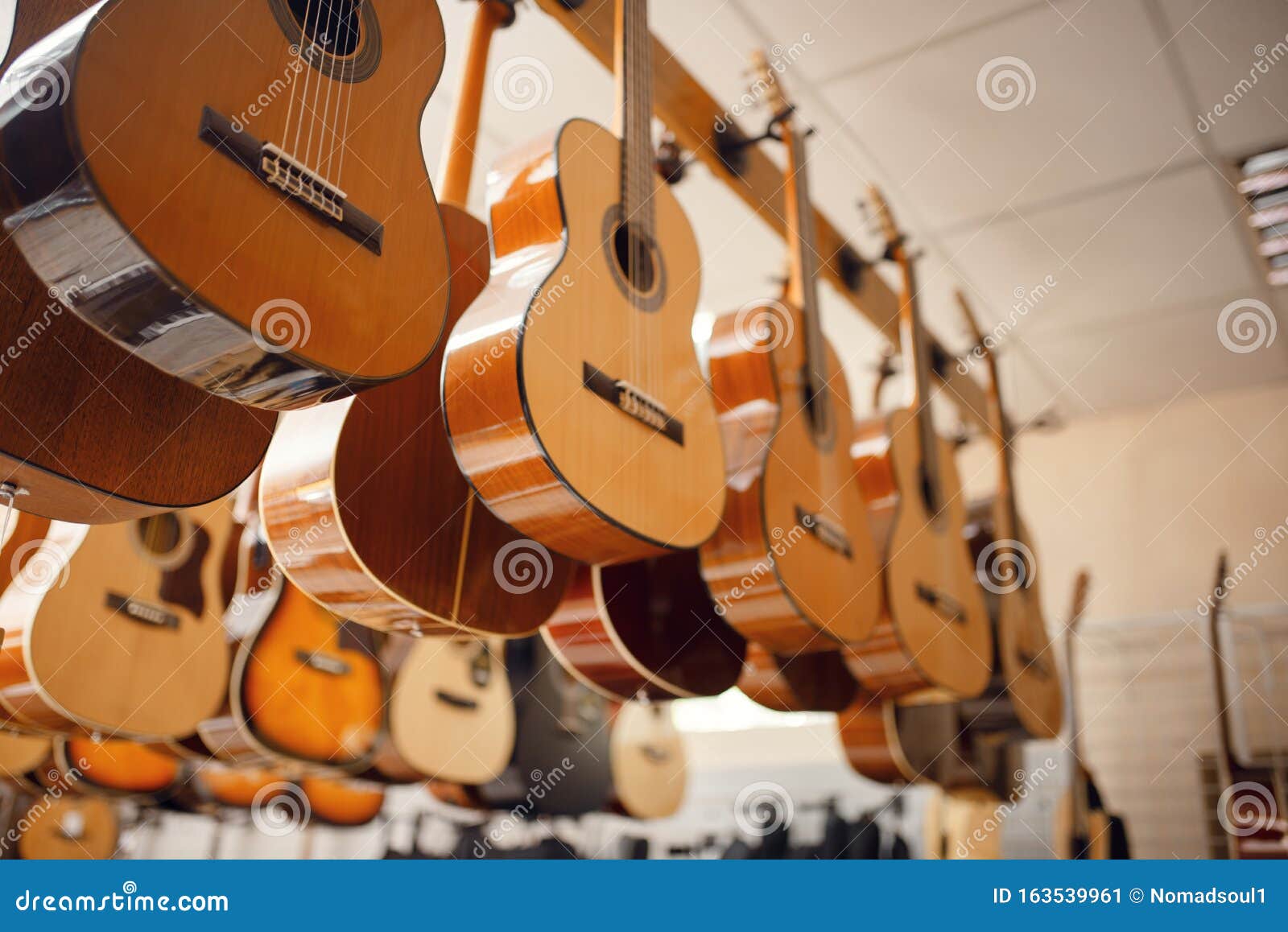 ama de casa desconectado formato Filas De Guitarras Acústicas En La Tienda De Música Imagen de archivo - Imagen de compra, fila: 163539961 ama de casa desconectado formato Filas De Guitarras Acústicas En La Tienda De Música Imagen de archivo - Imagen de compra, fila: 163539961