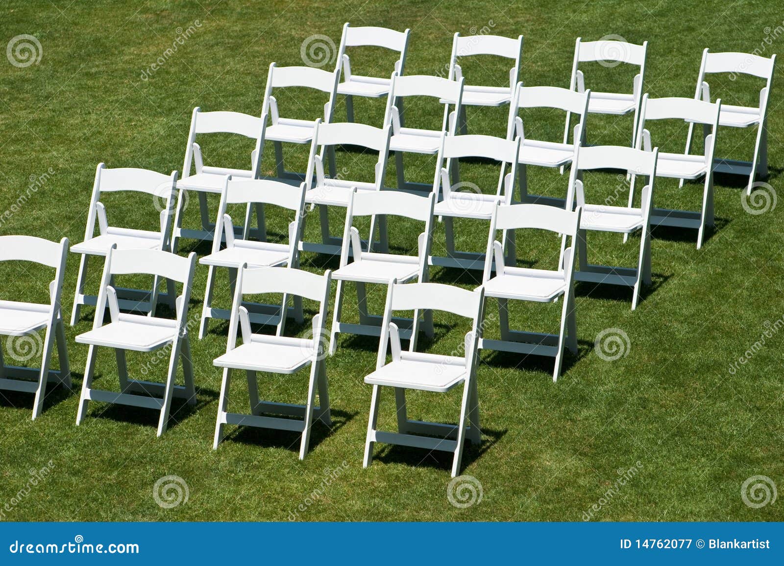 Filas De Las Sillas Blancas De La Boda Fotografía de archivo libre de regalías Imagen 14762077