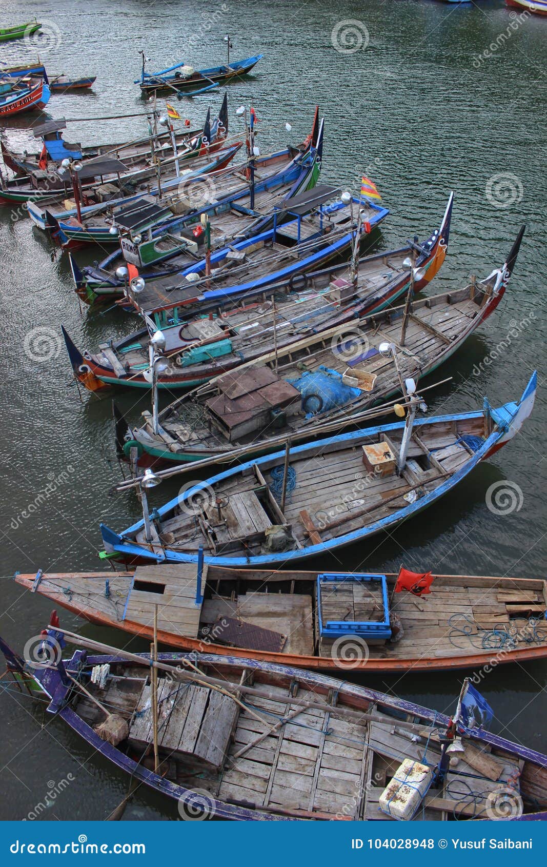 Fileira dos barcos na praia. Muitos barcos estacionam no lado da praia