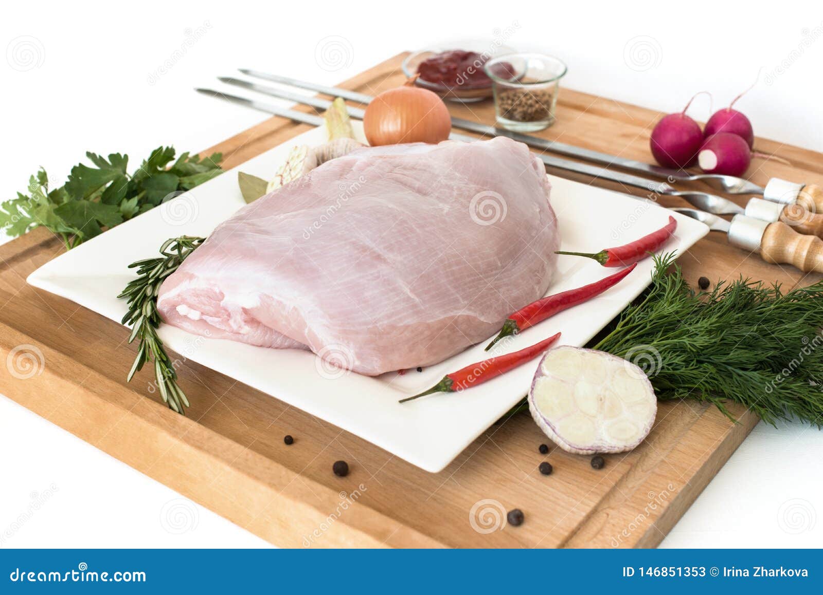 Filet cru de viande de dinde, blanc de poulet, viande blanche de régime sur un conseil en pierre noir, avec le poivron rouge chau