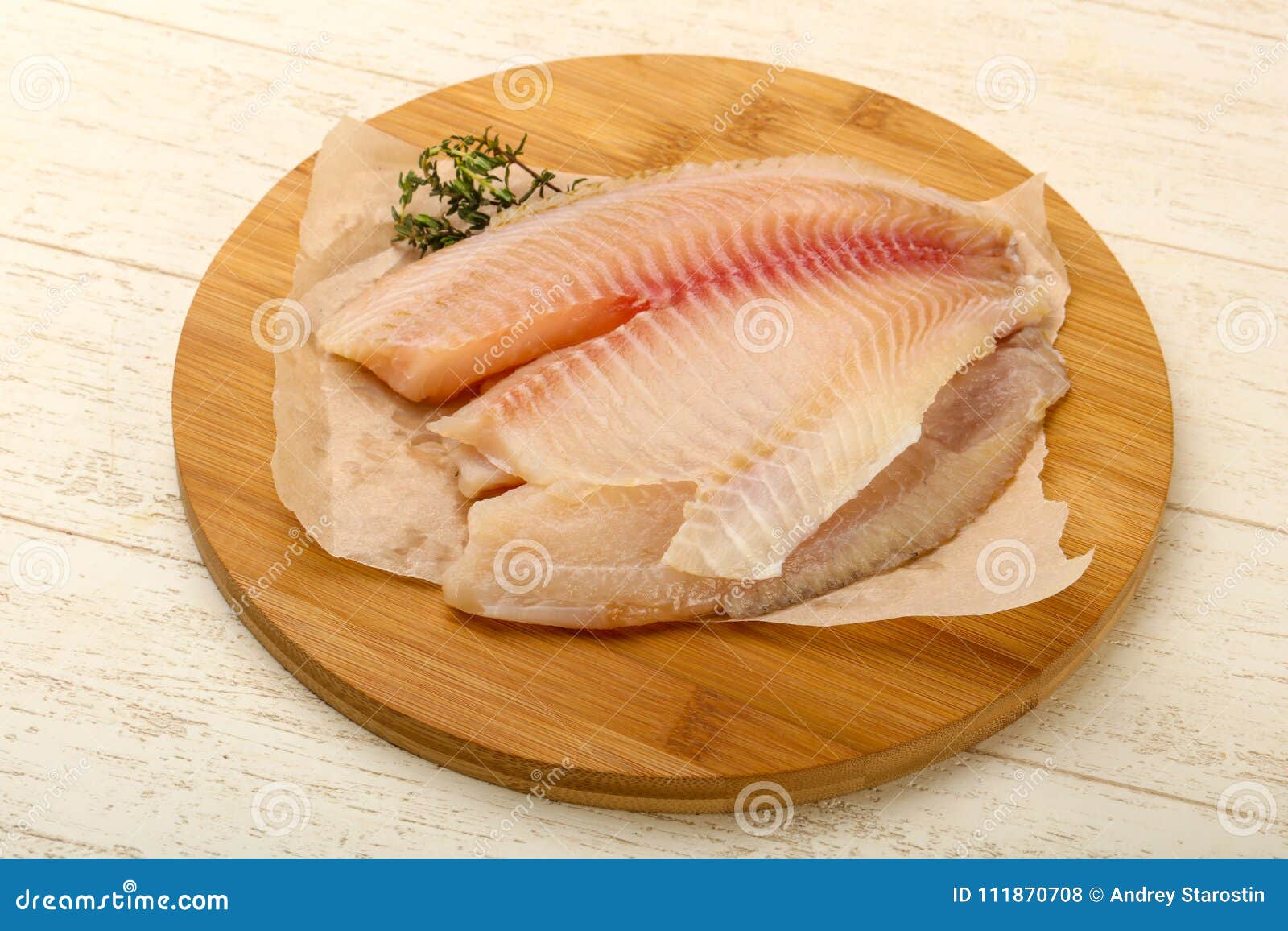 Filet de TIlapia photo stock. Image du panneau, indoors 111870708