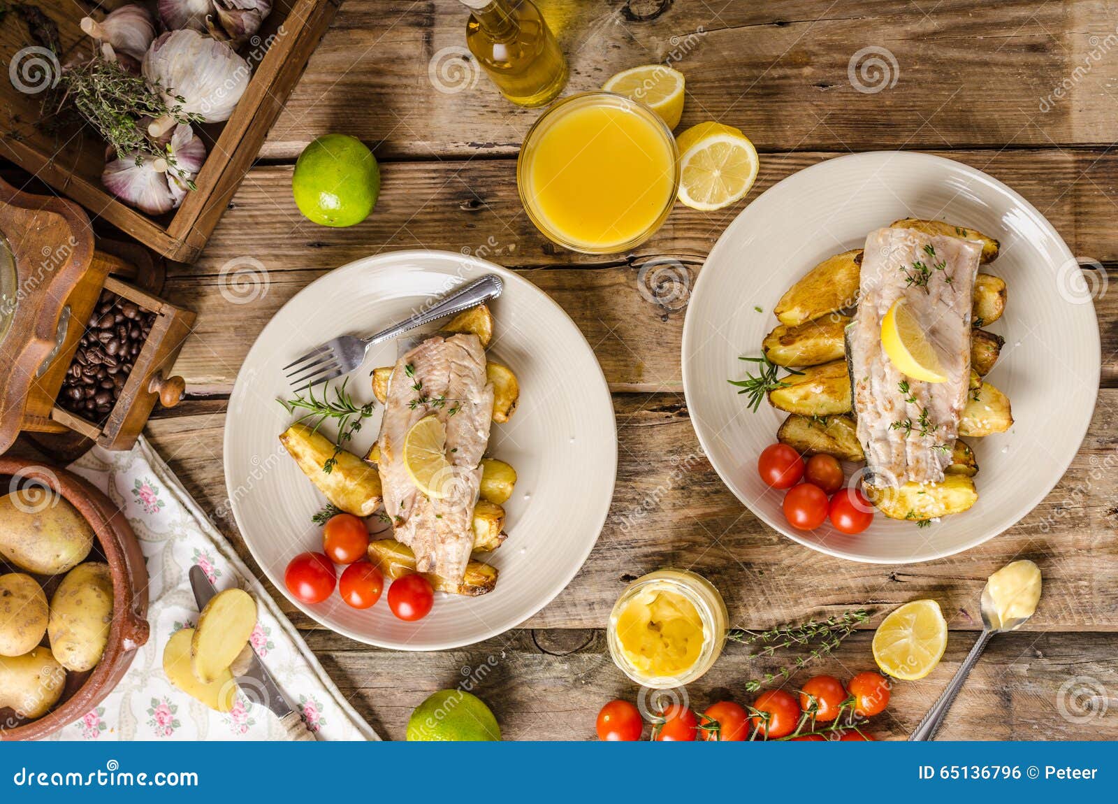 Filet De Truite Arc En Ciel Avec Les Pommes De Terre Rôties