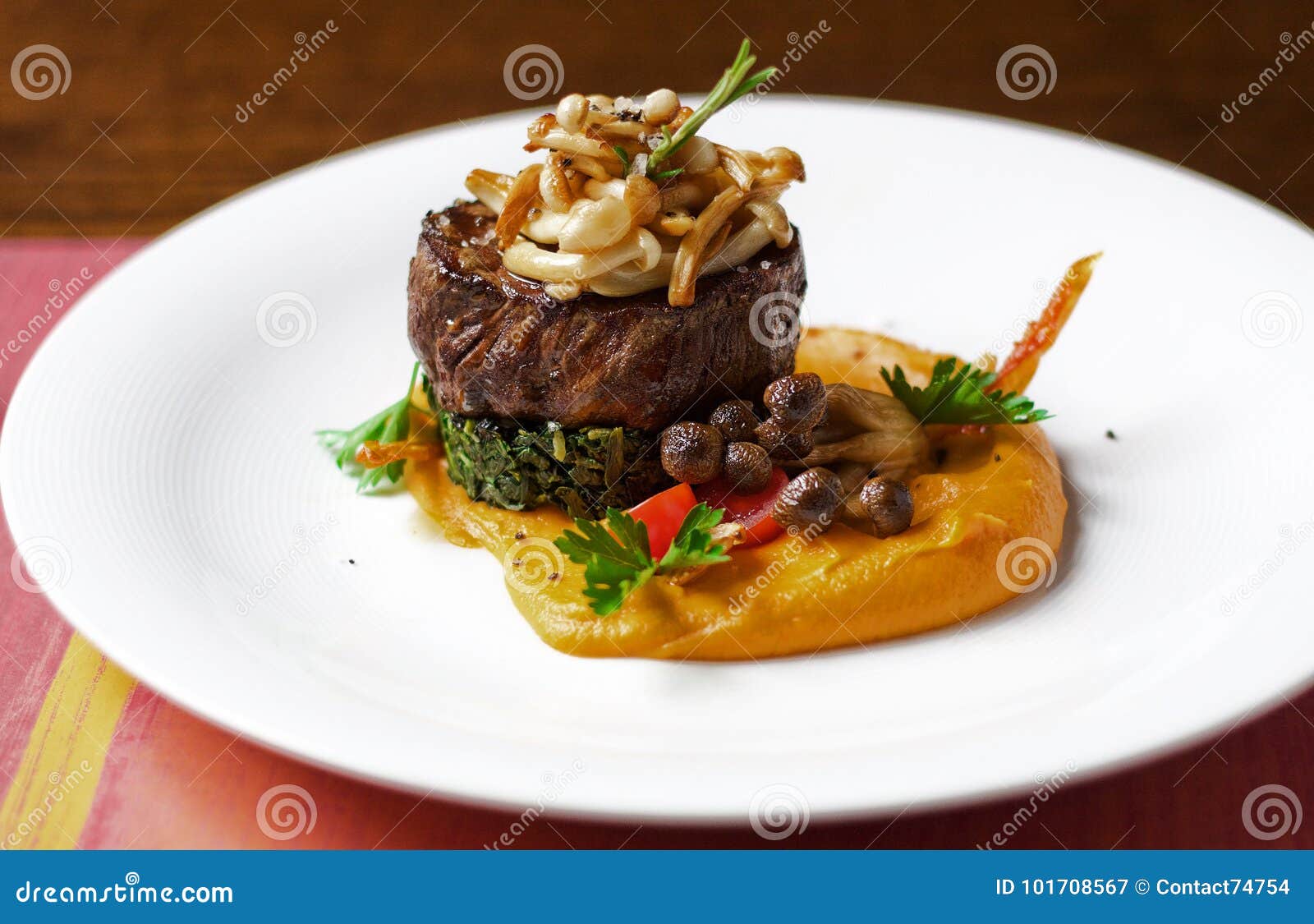 Filete argentino con las setas y el puré de la patata dulce