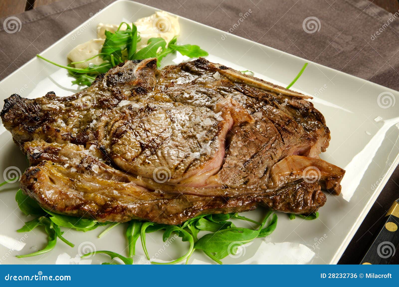 Filete de carne de vaca asado a la parrilla con el hueso. Filete de carne de vaca asado a la parrilla del solomillo en la placa blanca, carne del Bbq