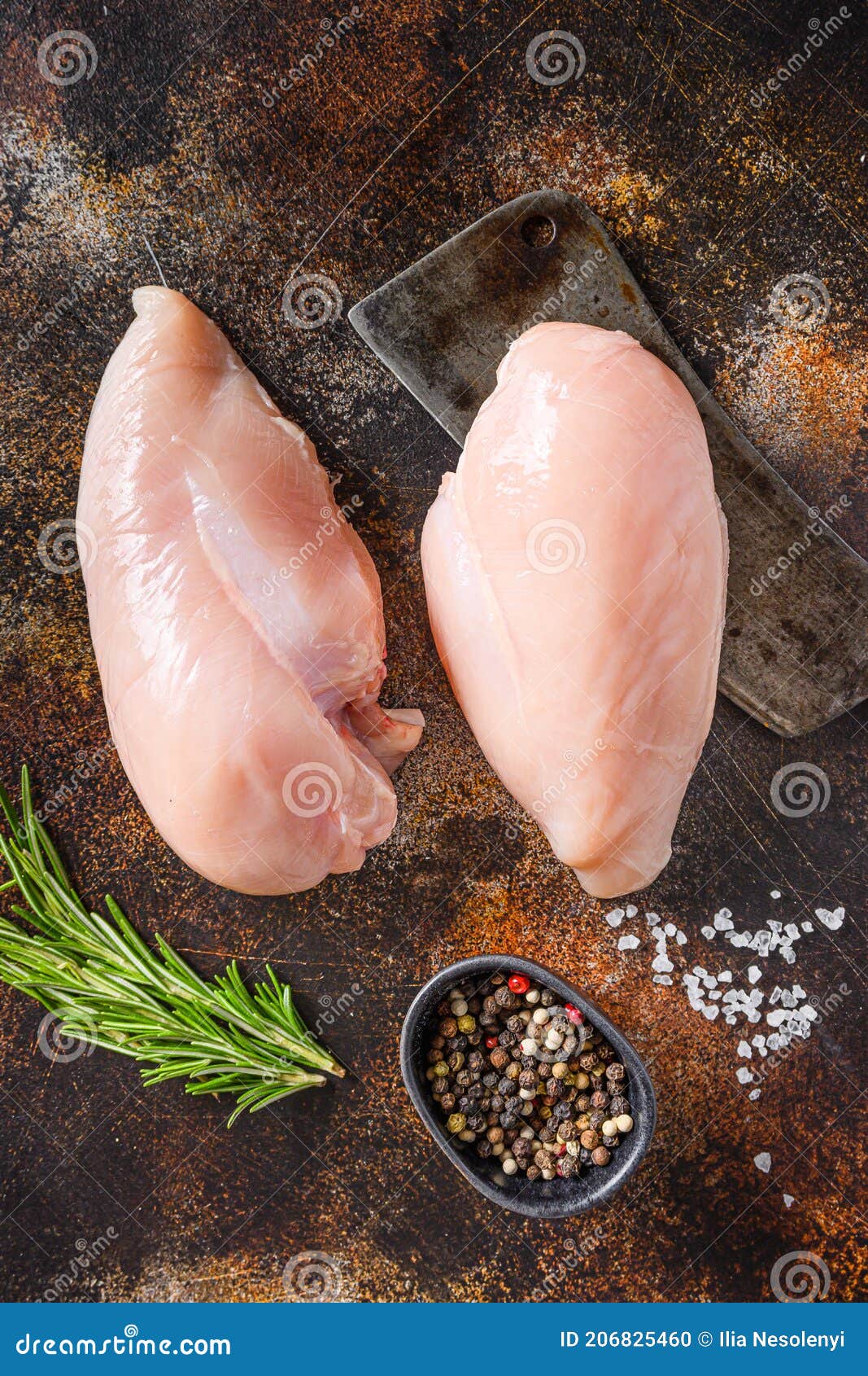 https://thumbs.dreamstime.com/z/filete-de-pechuga-pollo-granja-sobre-especias-y-hierbas-secadora-carne-mesa-metal-r%C3%BAstica-la-vista-superior-206825460.jpg