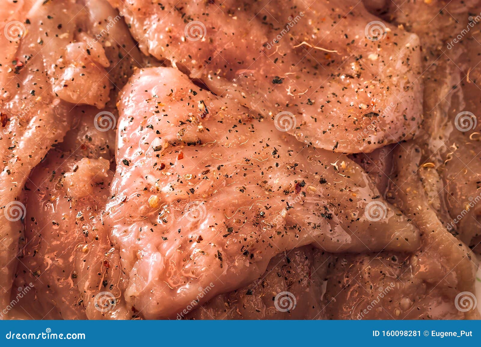 https://thumbs.dreamstime.com/z/filetes-de-carne-pollo-crudo-o-turqu%C3%ADa-en-aceite-sazonado-y-especias-160098281.jpg