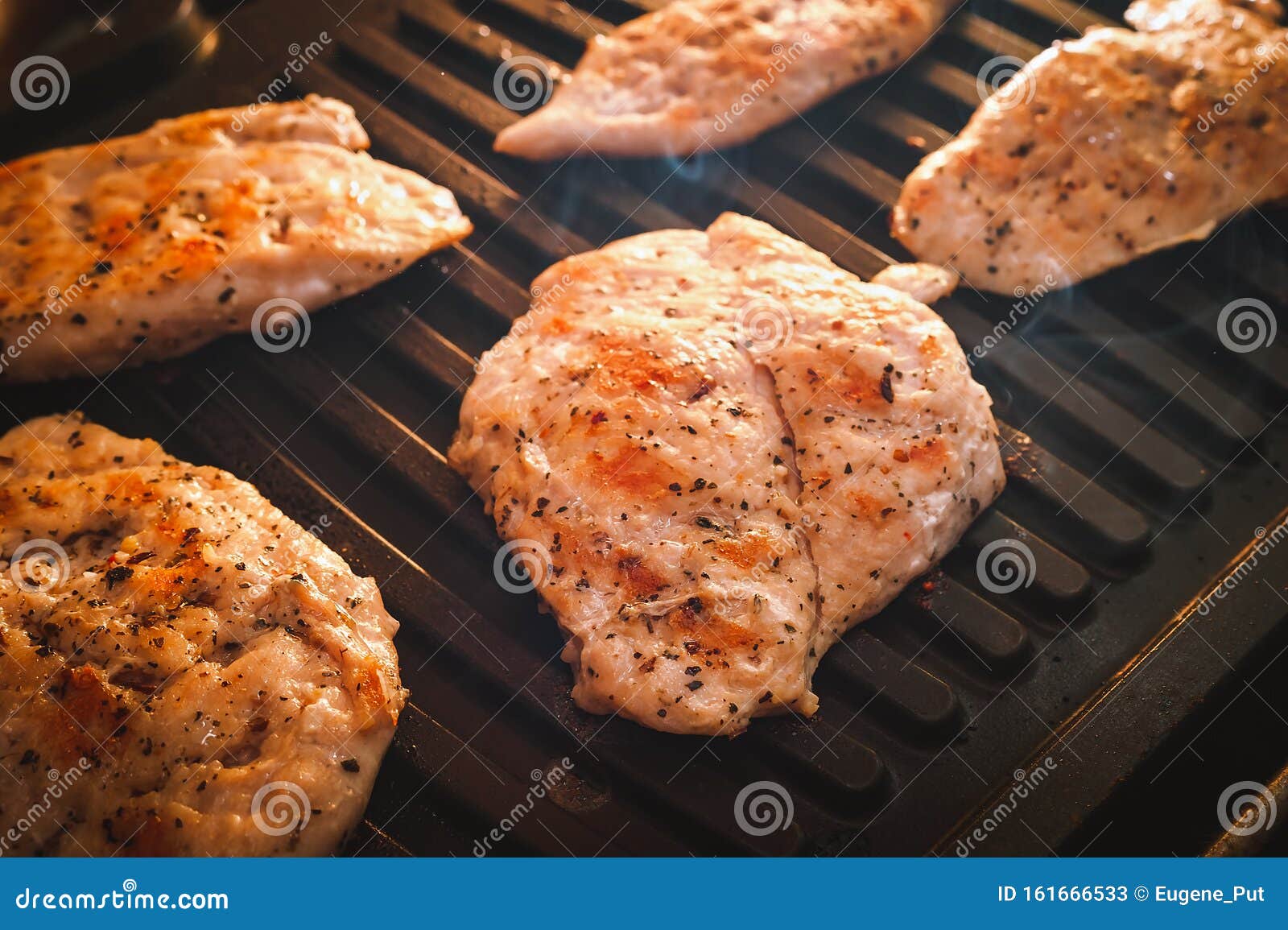 Filetes De Carne De Pollo O De Turquía Asados Con Especias En Plancha De Asador  Eléctrico Imagen de archivo - Imagen de pimienta, poultry: 161666533