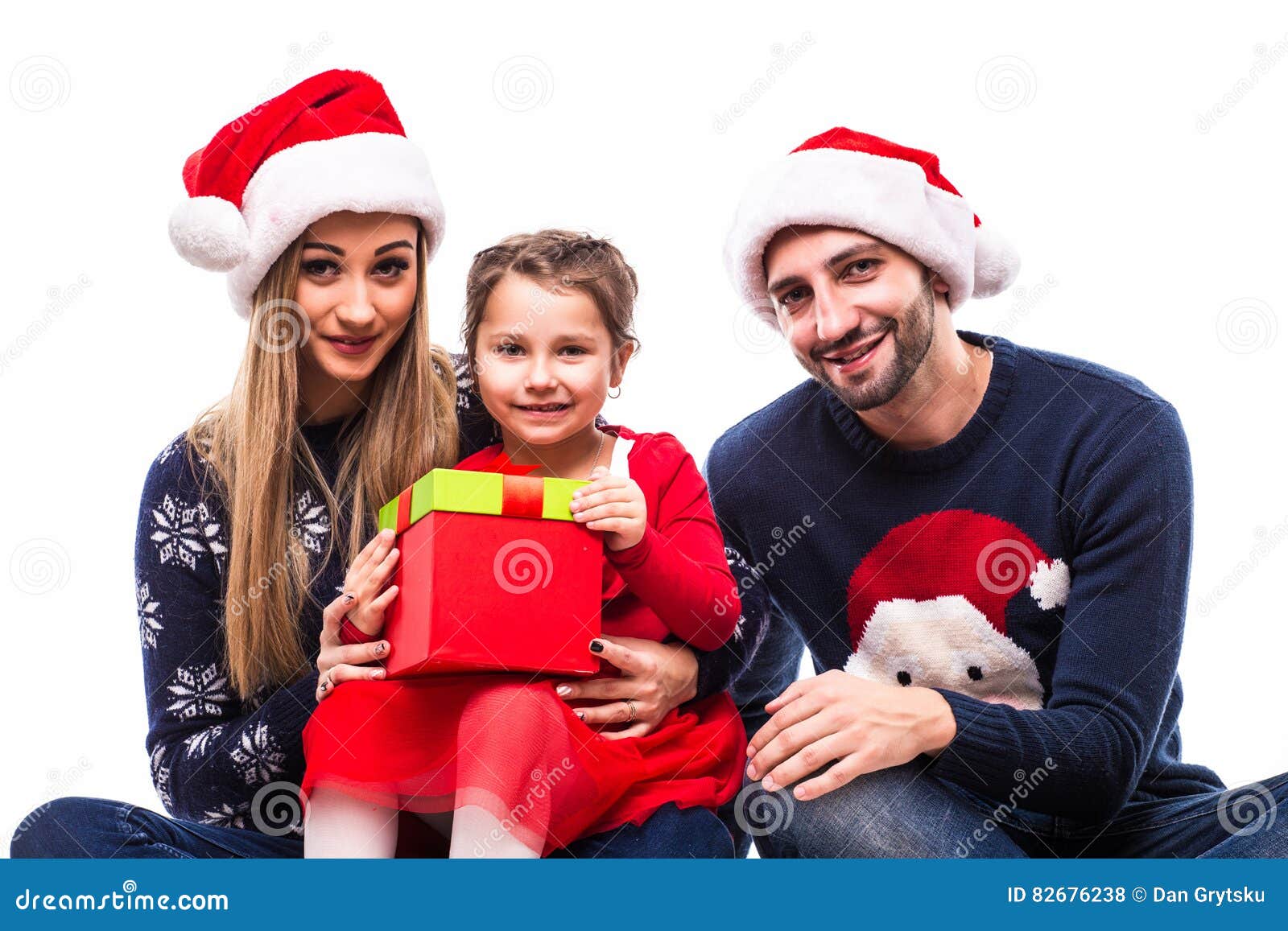 A Filha Nova Obtém O Presente Do Natal Perto Da Mãe E Do Pai Foto de Stock  - Imagem de necessidades, clau: 82676238