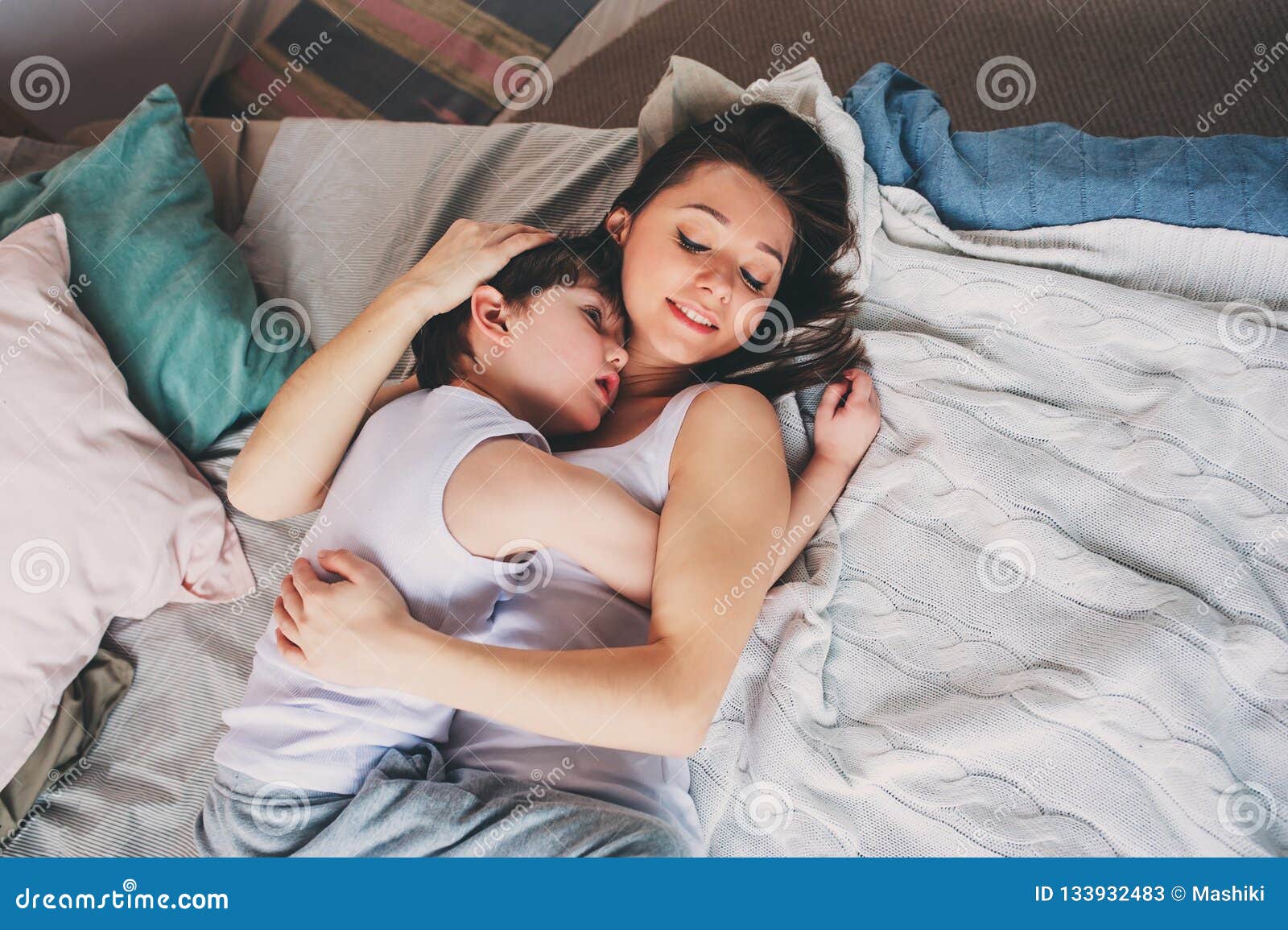 Filho Da Mãe E Da Criança Que Dorme Junto Na Cama, Acordando Na Manhã  Imagem de Stock - Imagem de alegria, maternidade: 133932483