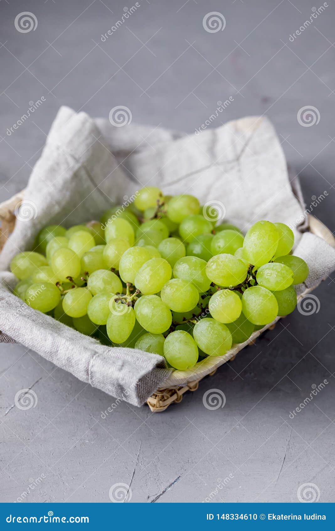 Filial av gröna druvor i korg på den Grey Background Tasty Summer Fruits lodlinjen