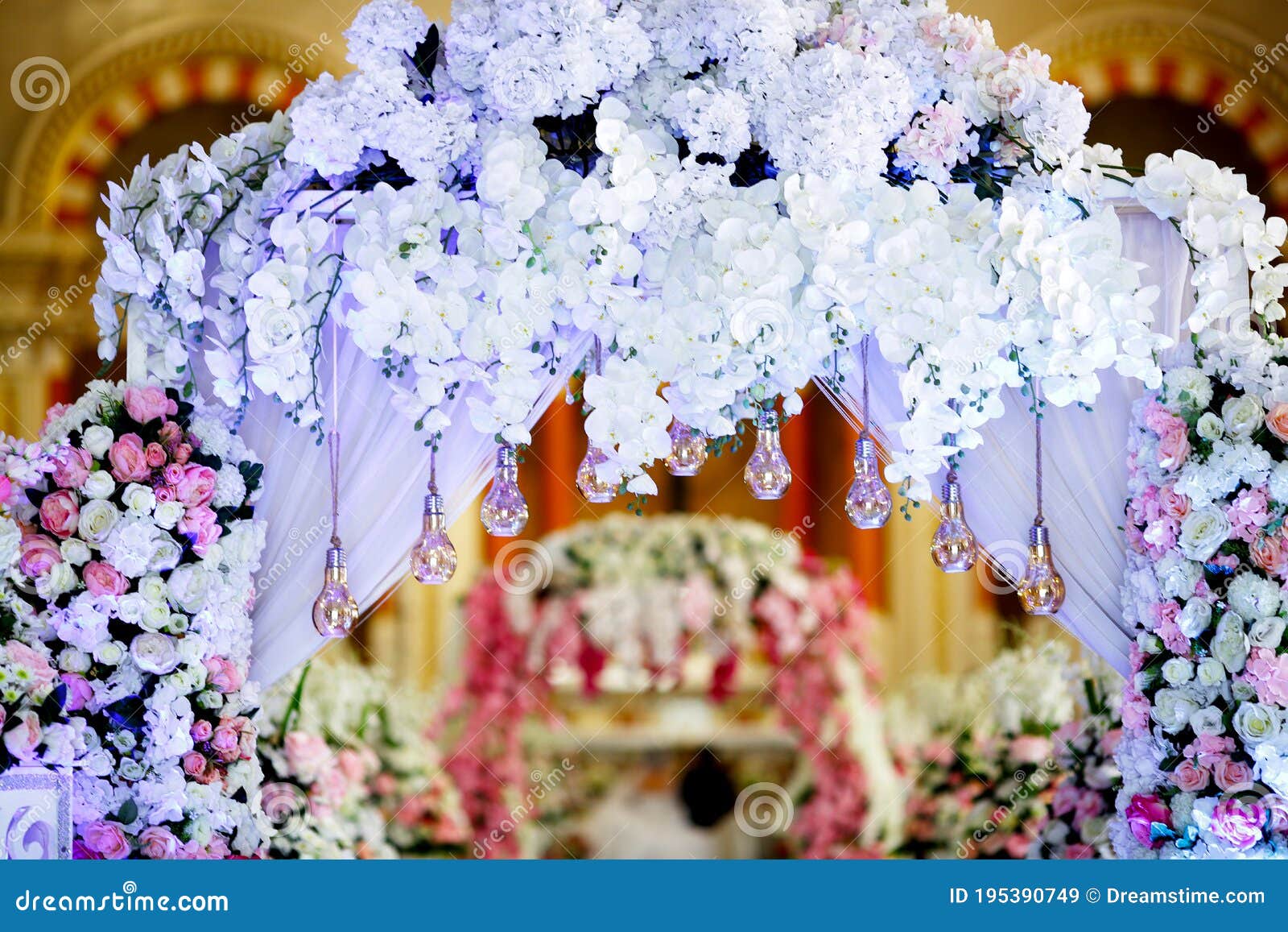 Filipinas Iglesia Boda Interior Sillas Elegantes Y Floridos Arreglos Imagen  de archivo - Imagen de dorado, cruz: 195390749