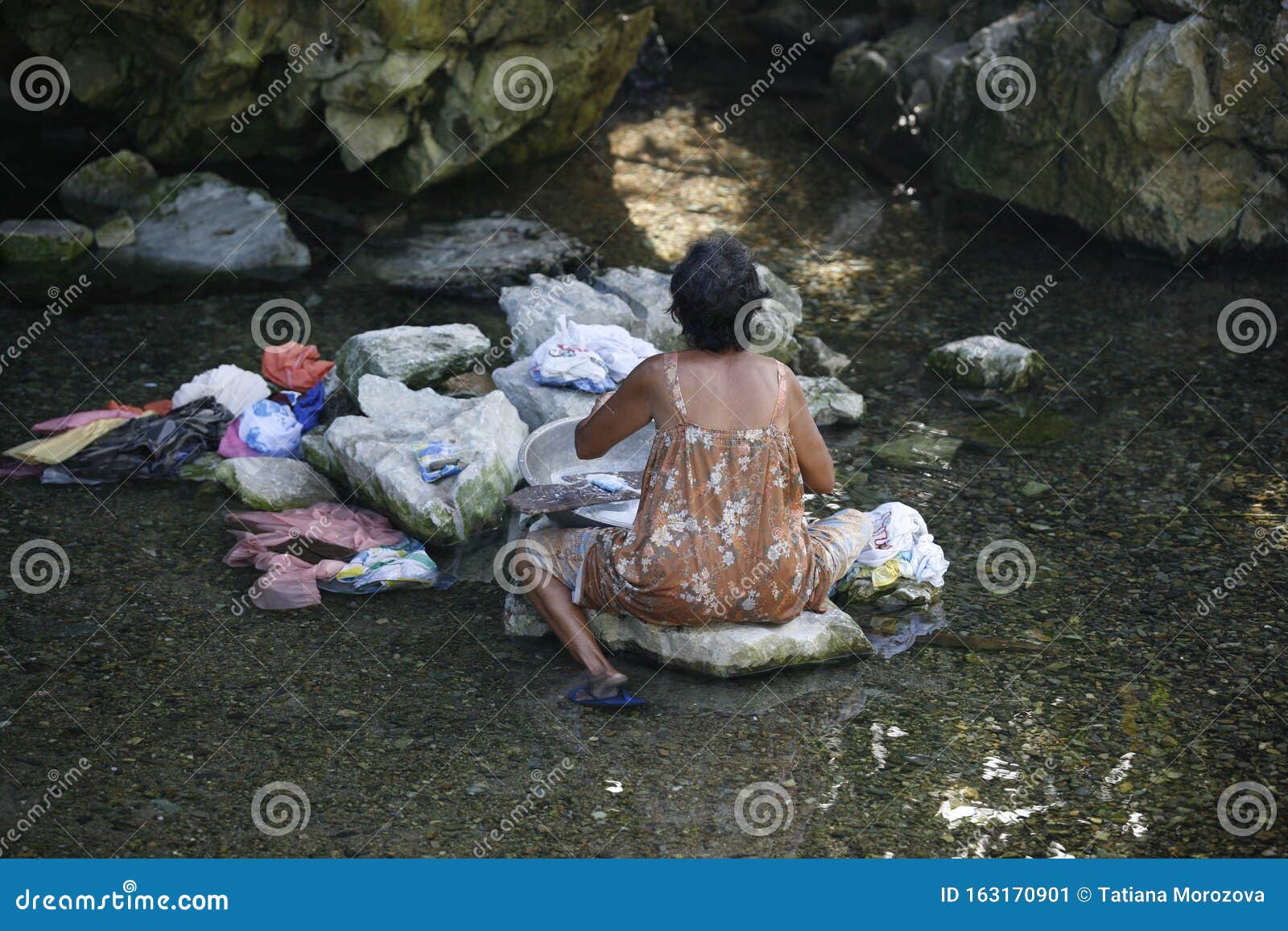 Женщины стирают на речке. Стирка на реке. Стирают одежду в реке. Женщина стирает одежду на реке. Стирка одежды в реке.