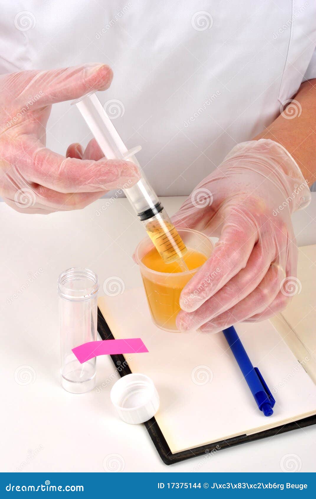 Fill a syringe with liquid stock photo. Image of hold 17375144