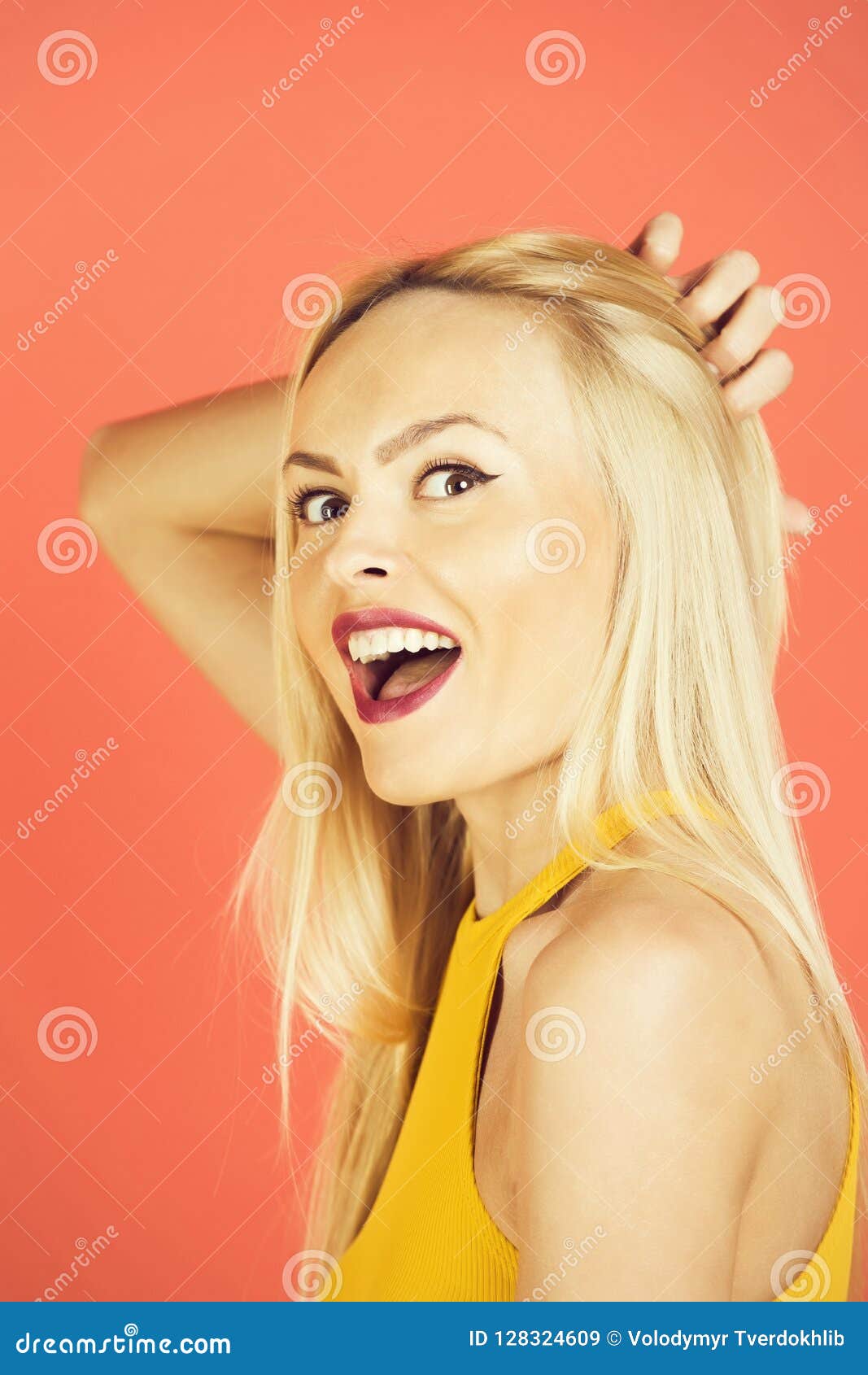 Fille Ado Surprise Couvrant La Bouche De Mains Photo stock - Image du soin,  beauté: 169272228