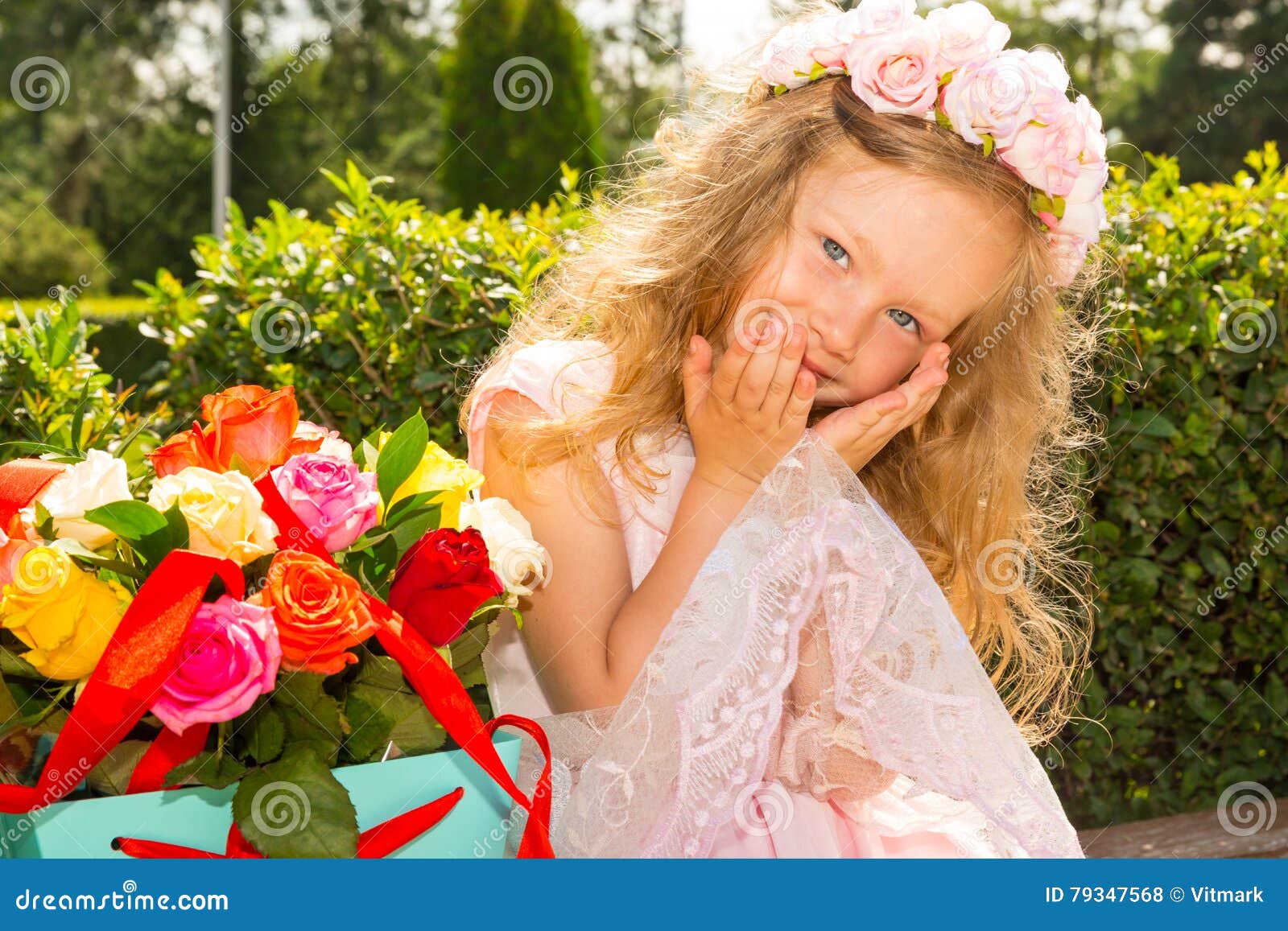Fille Adorable De Petit Enfant Avec Le Bouquet Des Fleurs Sur Le Joyeux Anniversaire Fond Vert De Nature D Ete Photo Stock Image Du Fleurs Petit Fille Adorable De Petit Enfant Avec Le Bouquet Des Fleurs Sur Le Joyeux Anniversaire Fond Vert De Nature D Ete Photo Stock Image Du Fleurs Petit