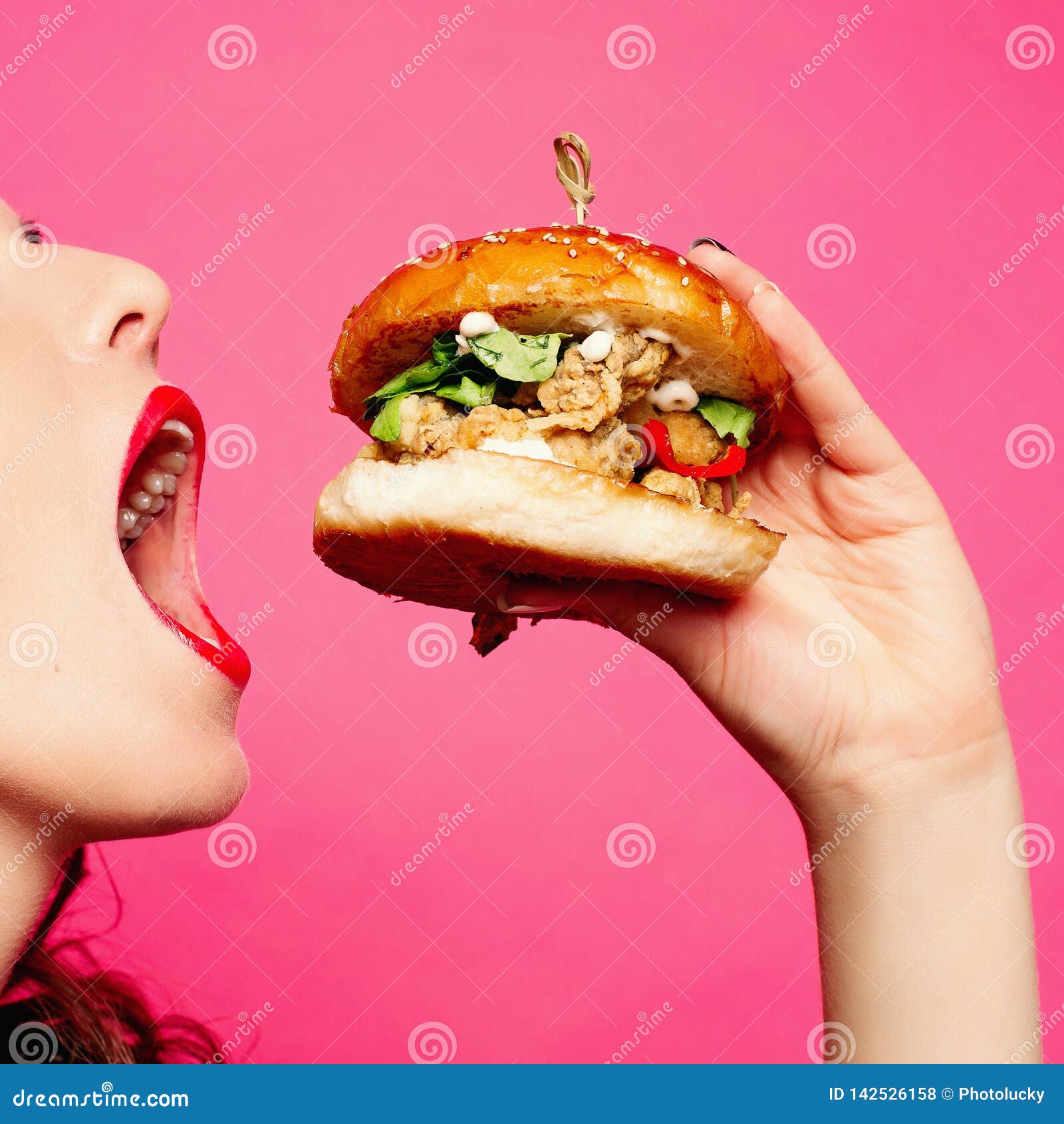 Fille Affamée Avec La Bouche Ouverte Mangeant Le Grand Hamburger Photo Stock Image Du 