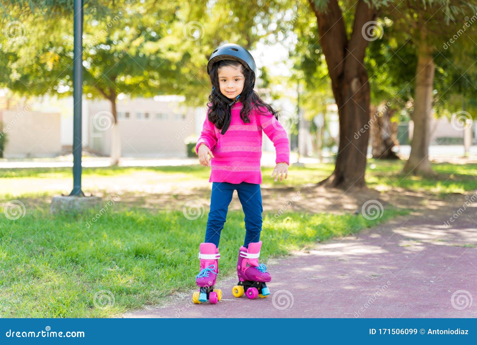 Petite Fille Apprendre À Roller Dans Le Parc Ensoleillé D'été. Un