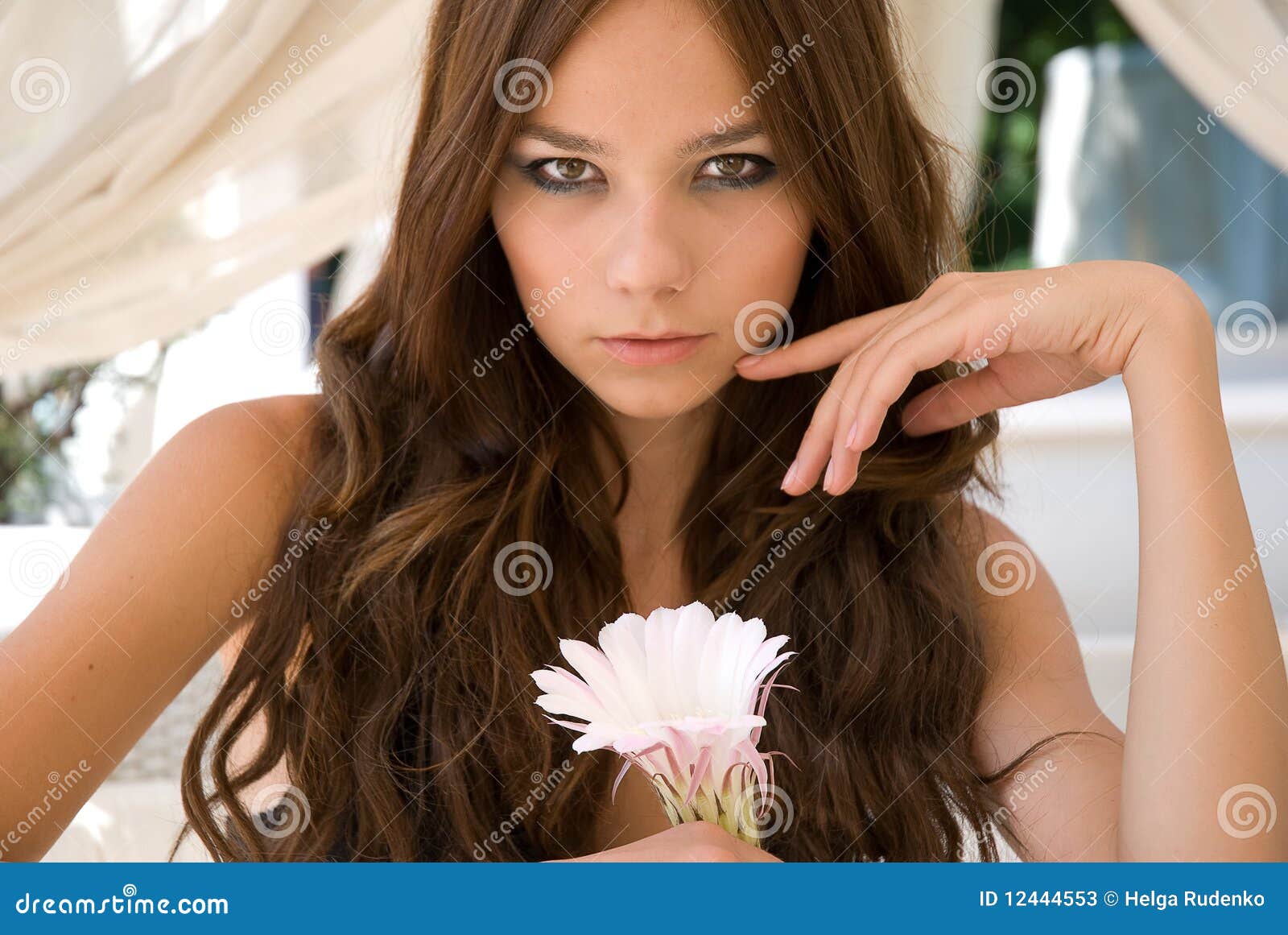 Fille Attirante Avec La Fleur Image Stock Image Du Mains