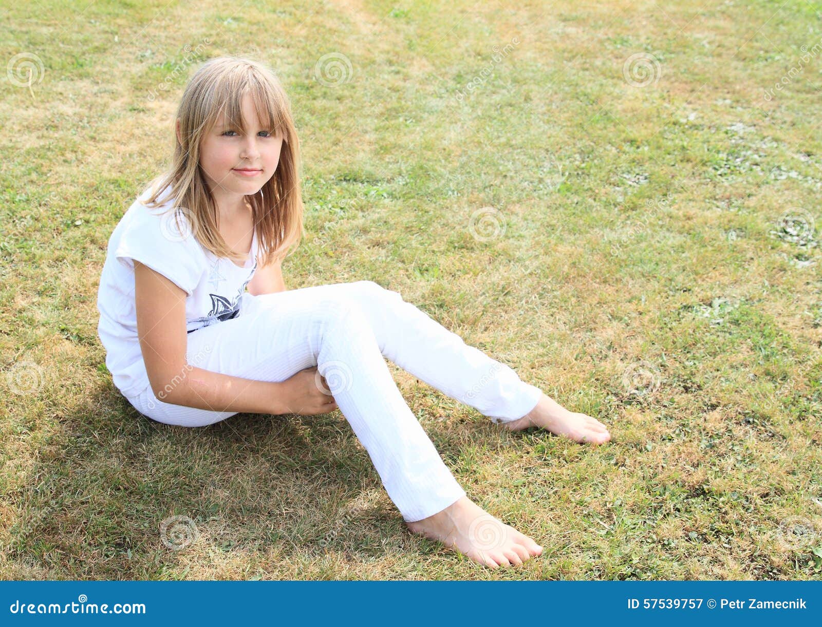 Fille Aux Pieds Nus Sur Le Pr Image stock Image du pied