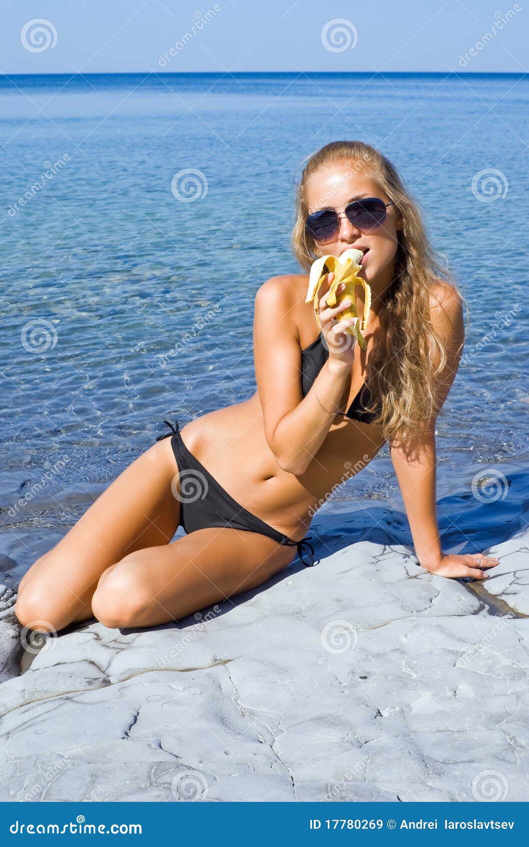 Fille avec la banane image stock. Image du jour, doux - 17780269