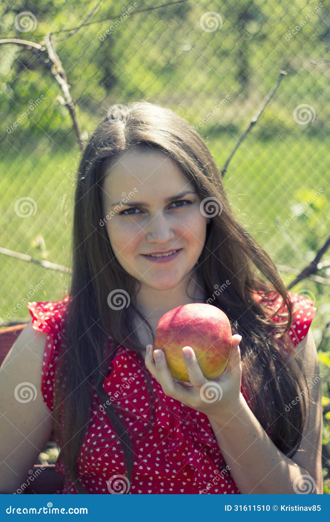 Fille avec la pomme. Bonne fille de brune avec la pomme