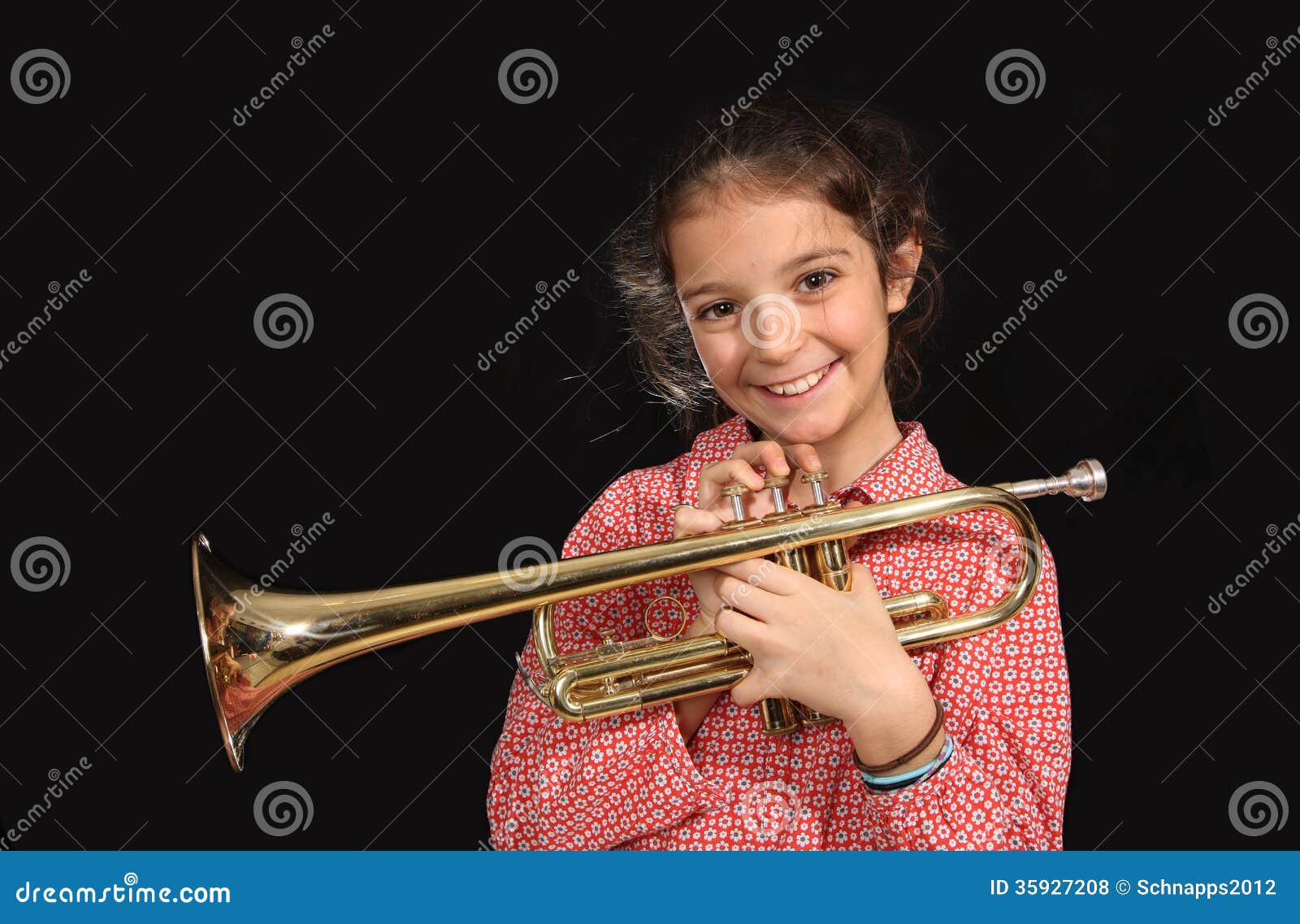 La Fille Joue De La Guitare Et Le Garçon Joue De La Trompette