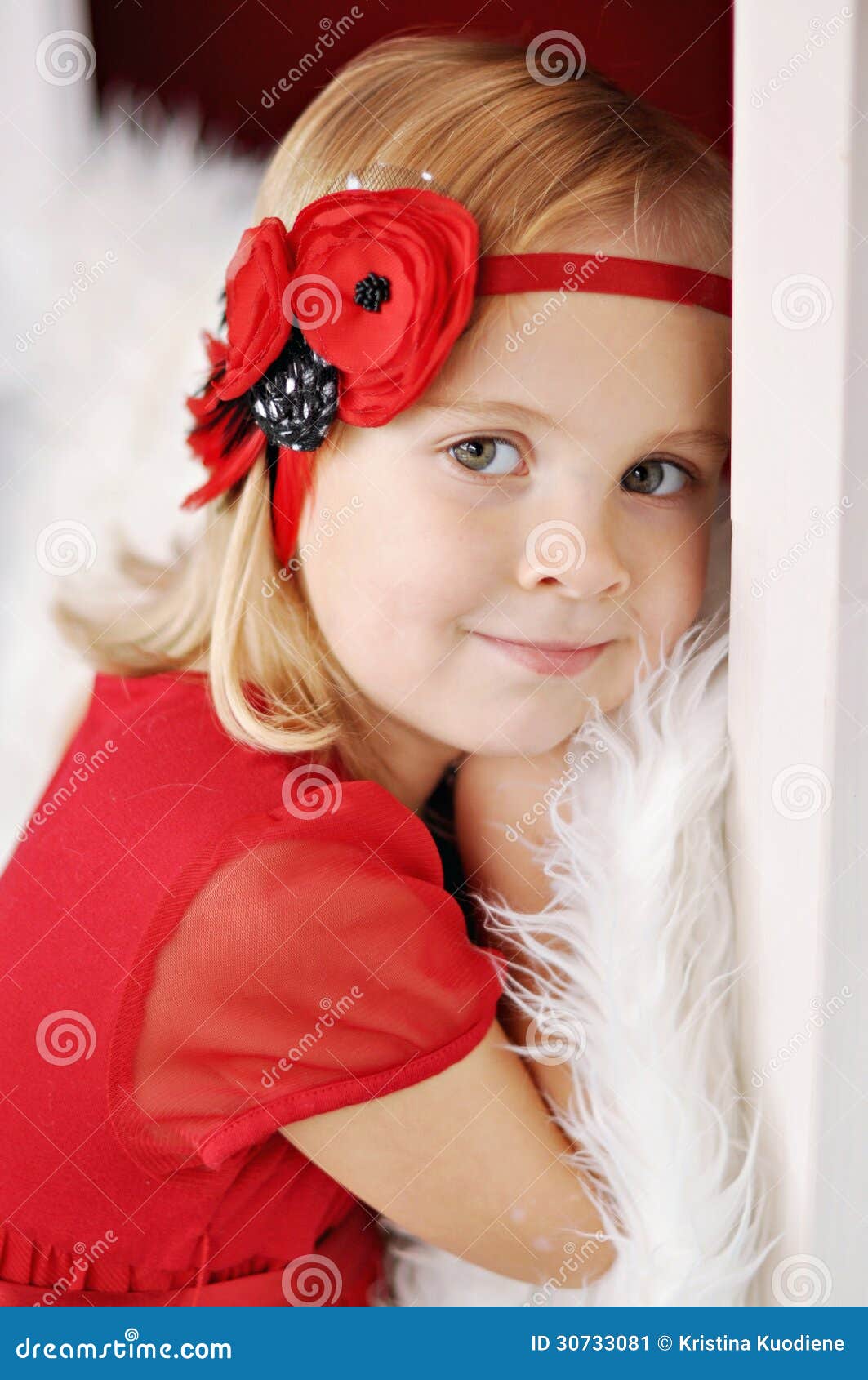 Fille Avec Le Bandeau De Fleur Image stock - Image du expression, vêtement:  30733081