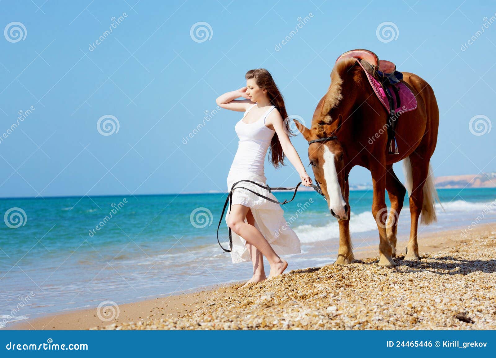 Fille Avec Le Cheval Sur La Plage Photo stock Image du plage