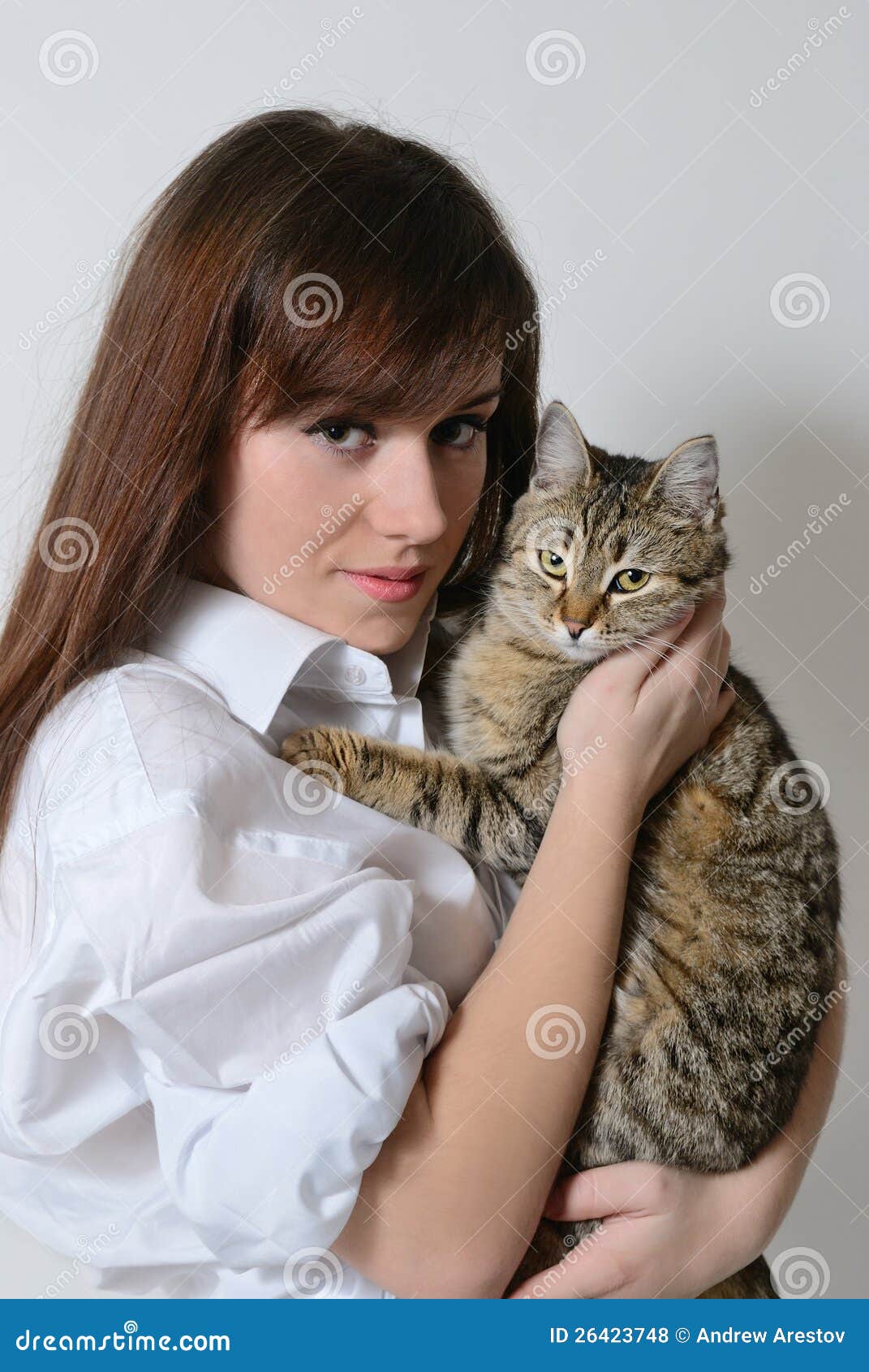 Fille Avec Un Chat Dans Des Ses Bras Photo Stock Image Du Pelucheux Caresse