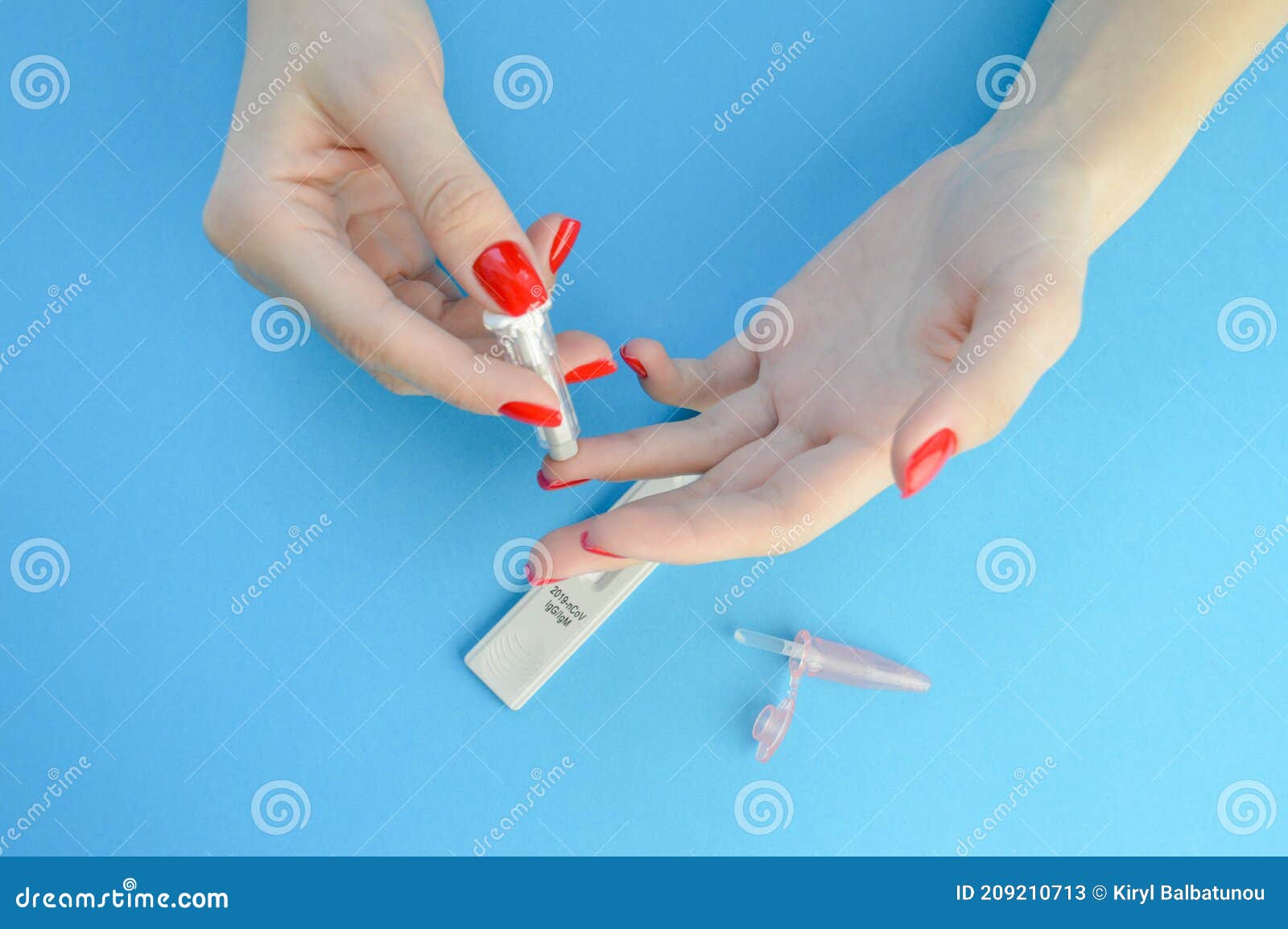 Fille Avec Une Manucure Rouge Vif Fait Une Analyse De Sang En Utilisant Une Lancette Test Sanguin Rapide Diagnostic De Coronavir Image Stock Image Du Maison Chinois