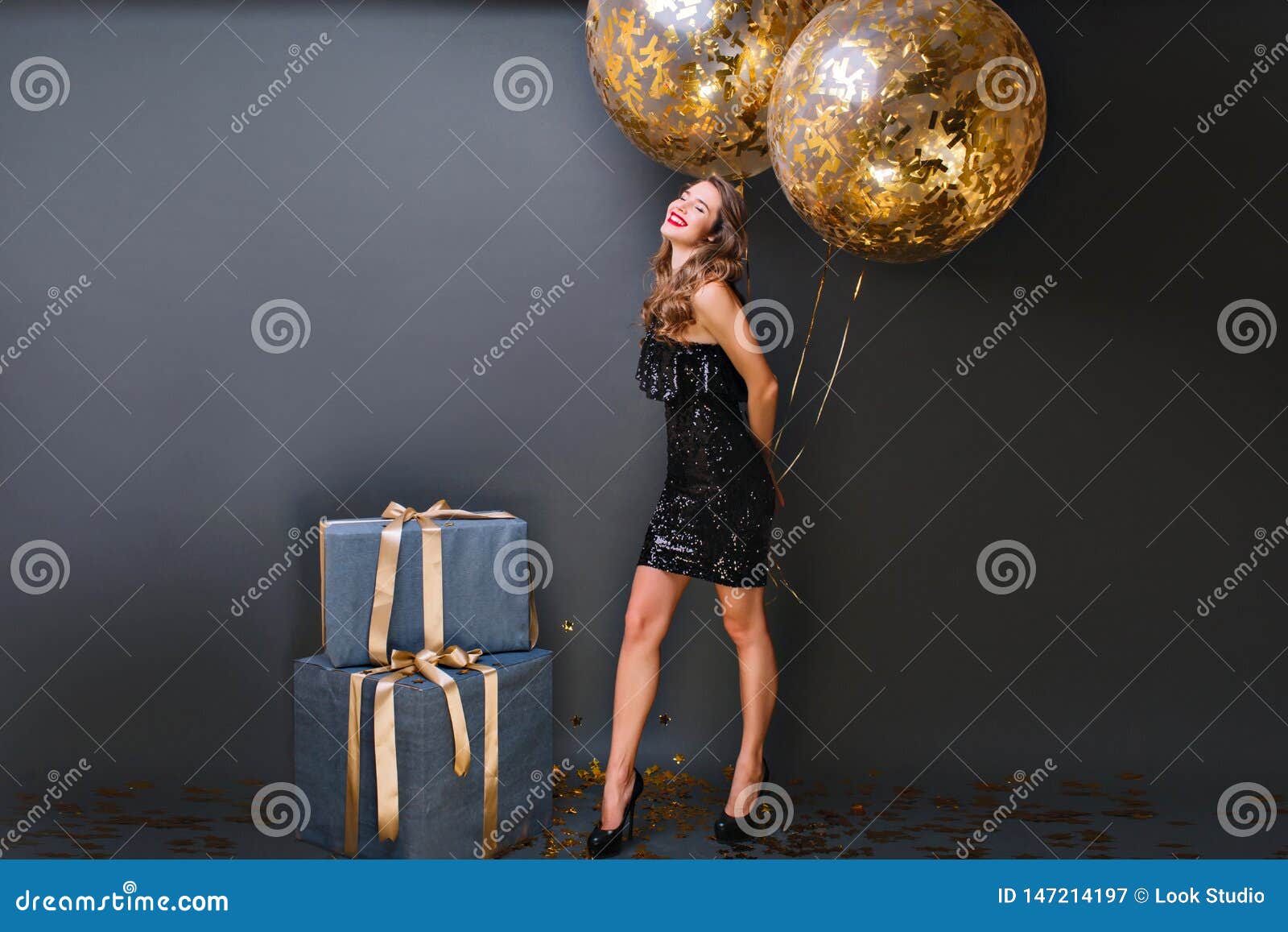 Fille Blanche Enthousiaste Avec Des Ballons D Helium D Etincelle Appreciant Le Photoshoot D Anniversaire Sur Le Fond Fonce Femell Image Stock Image Du Europeen Tony Fille Blanche Enthousiaste Avec Des Ballons D Helium D Etincelle Appreciant Le Photoshoot D Anniversaire Sur Le Fond Fonce Femell Image Stock Image Du Europeen Tony