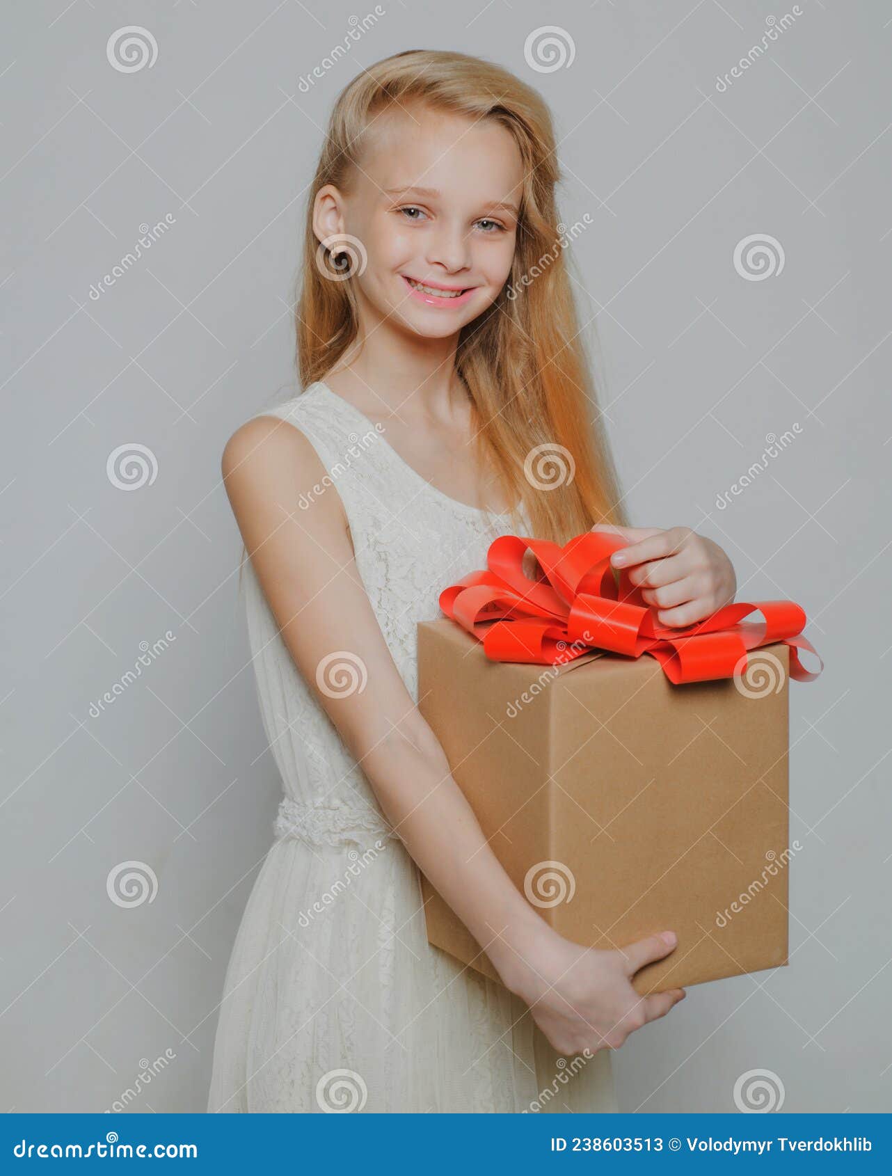 https://thumbs.dreamstime.com/z/fille-blonde-heureuse-maquillage-naturel-salon-de-coiffure-beaut%C3%A9-anniversaire-heureux-avec-grand-cadeau-d-bo%C3%AEte-jour-boxe-vente-238603513.jpg