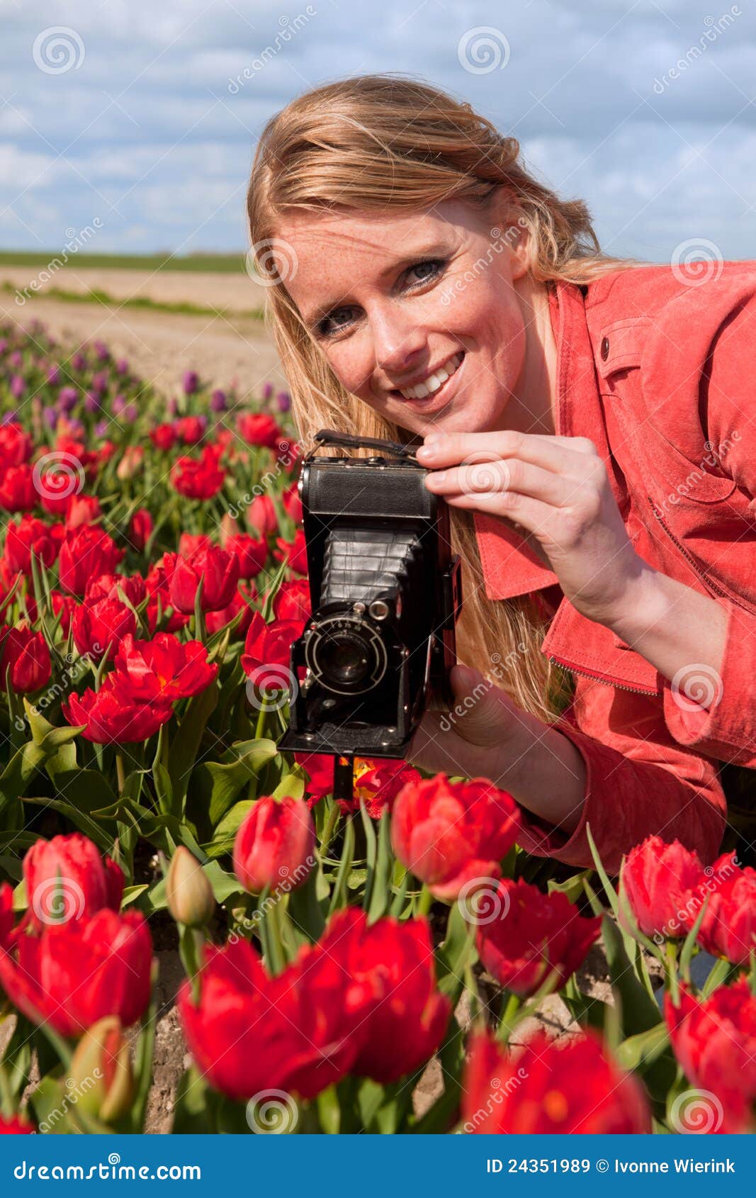 Fille Blonde Hollandaise Avec Le Vieil Appareil Photo De Photo Image Stock Image Du Blonde 