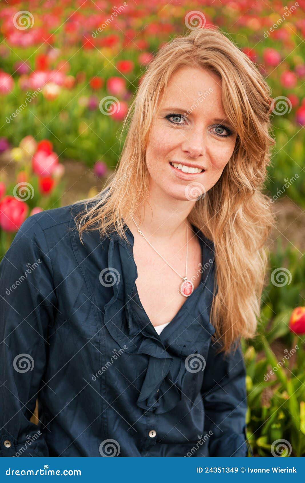 Fille Blonde Hollandaise Dans Le Domaine Avec Des Tulipes Image Stock