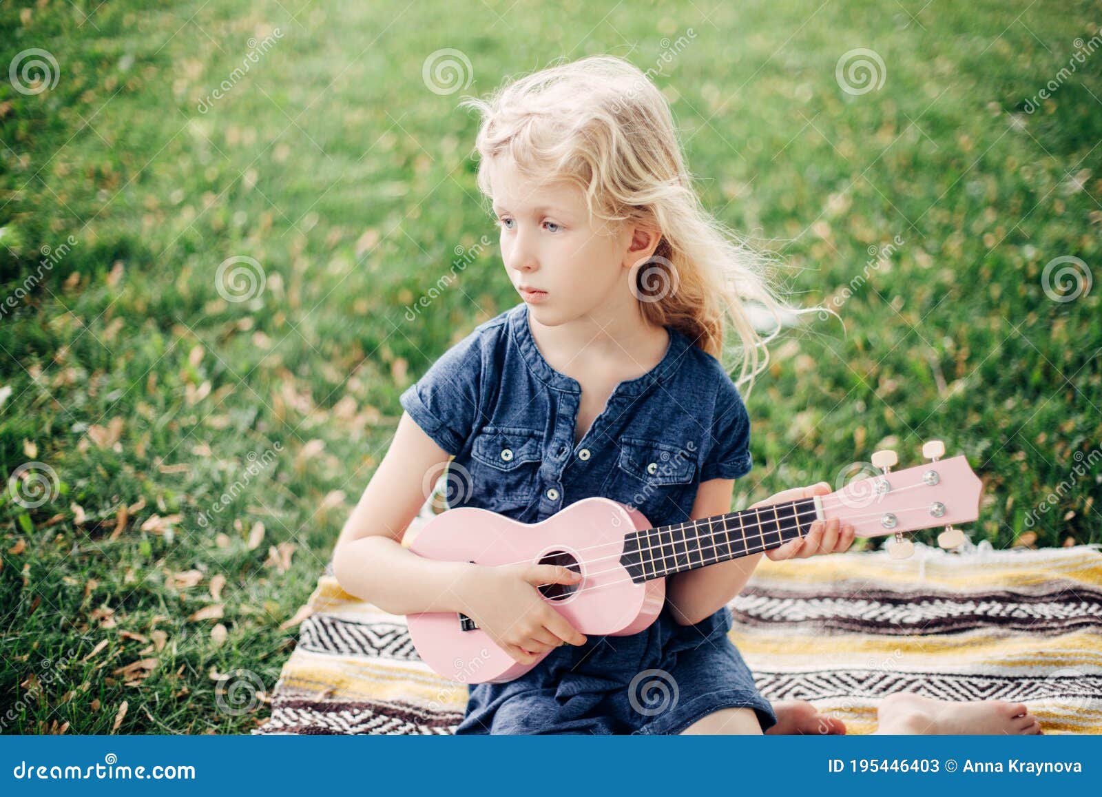 Fille Blonde Pensive Jouant Le Jouet Rose De Guitare Extérieur. Enfant  Jouant De La Musique Et Chanter La Chanson Dans Un Parc. Ac Image stock -  Image du enfant, nature: 195446403