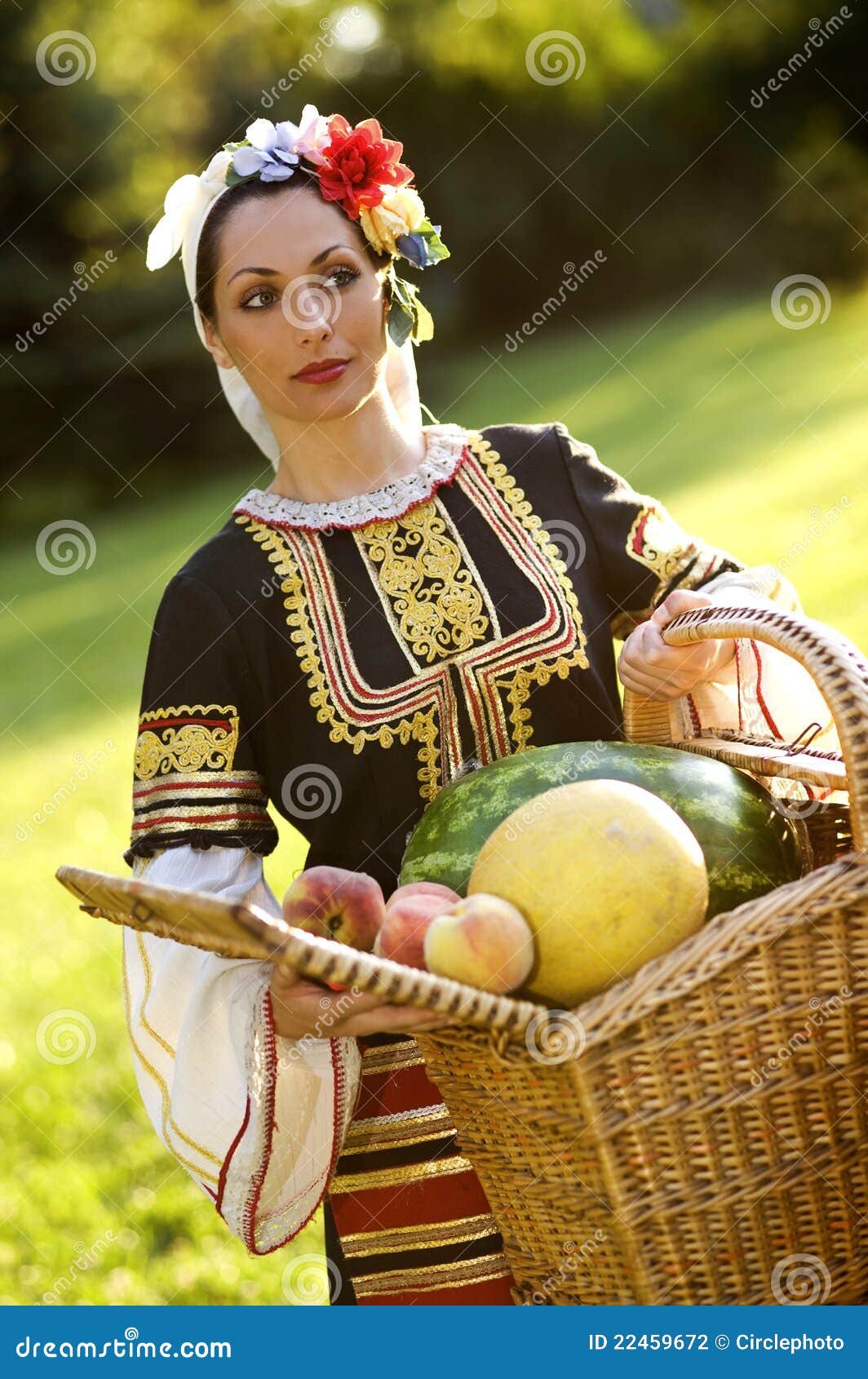 Fille bulgare photo stock. Image du panier, culture, traditionnel