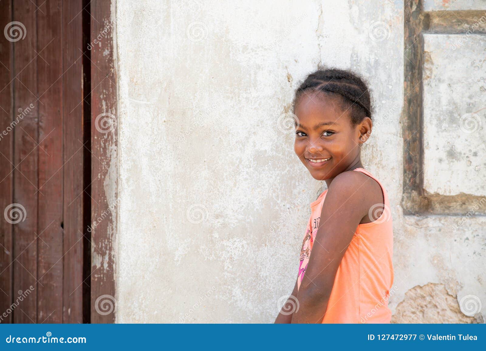 Fille D Afro Portrait D Une Jeune Fille Cubaine Timide Photographie éditorial Image Du Cubain