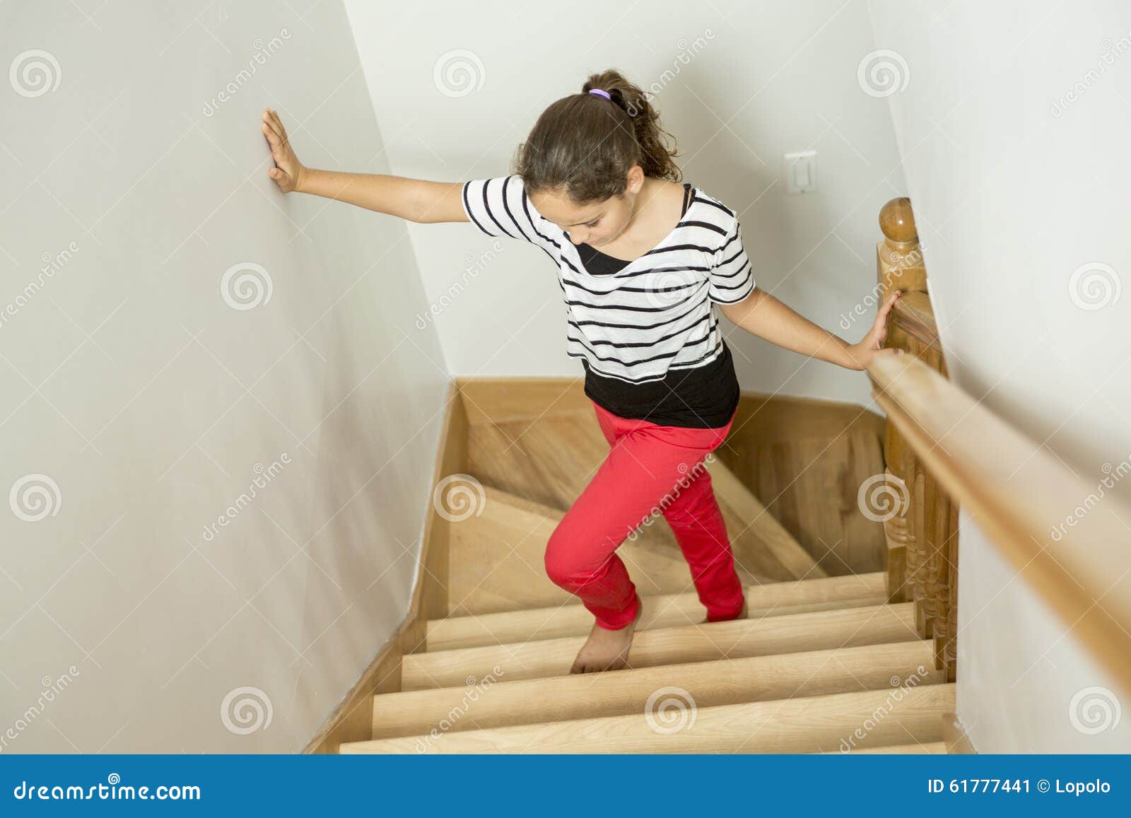 Fille D'enfant Se Tenant Sur L'escalier à La Maison Image stock - Image du  personne, adolescents: 61777441