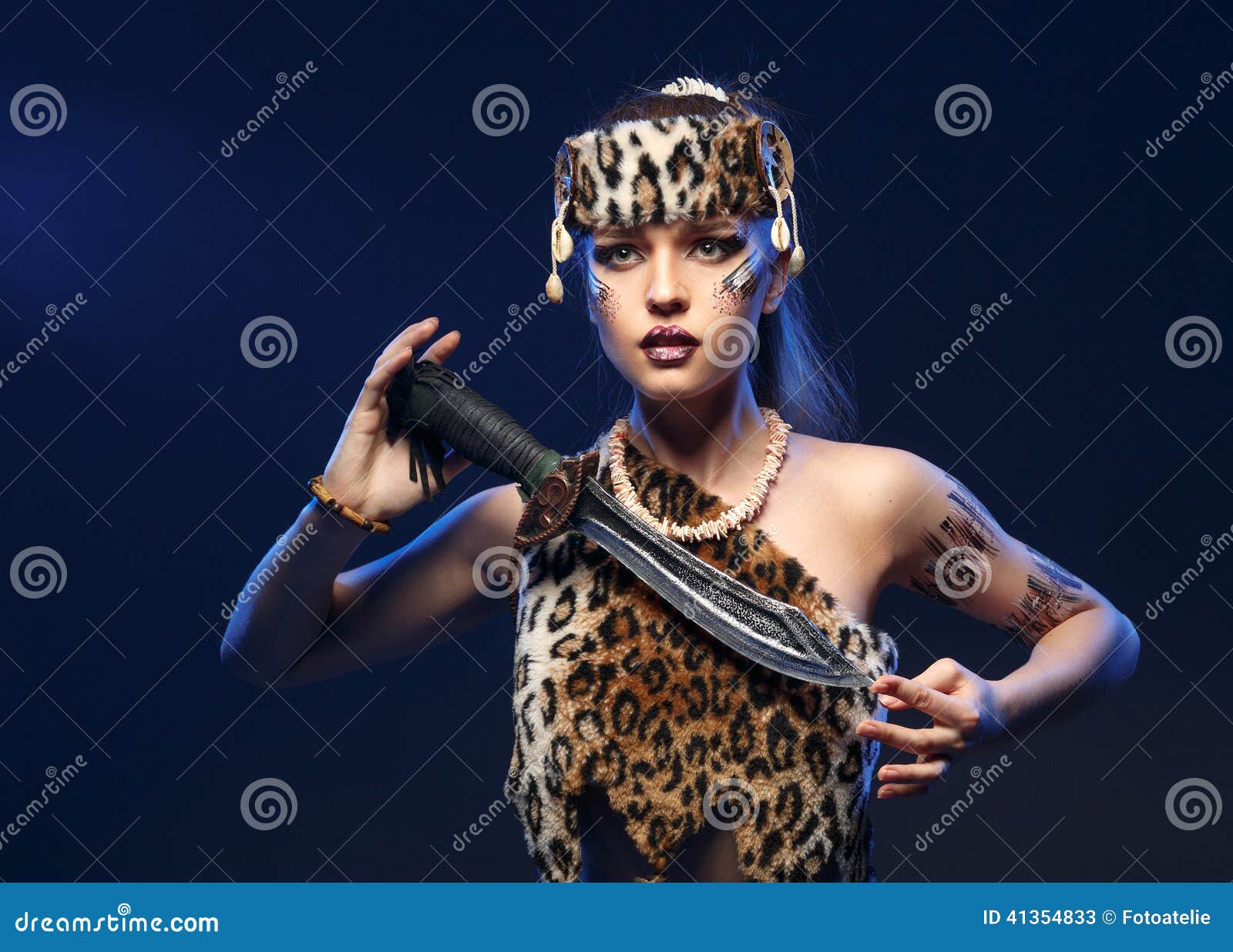 Fille Dans Des V tements Amazone Avec Une p e Dans Sa Main Image