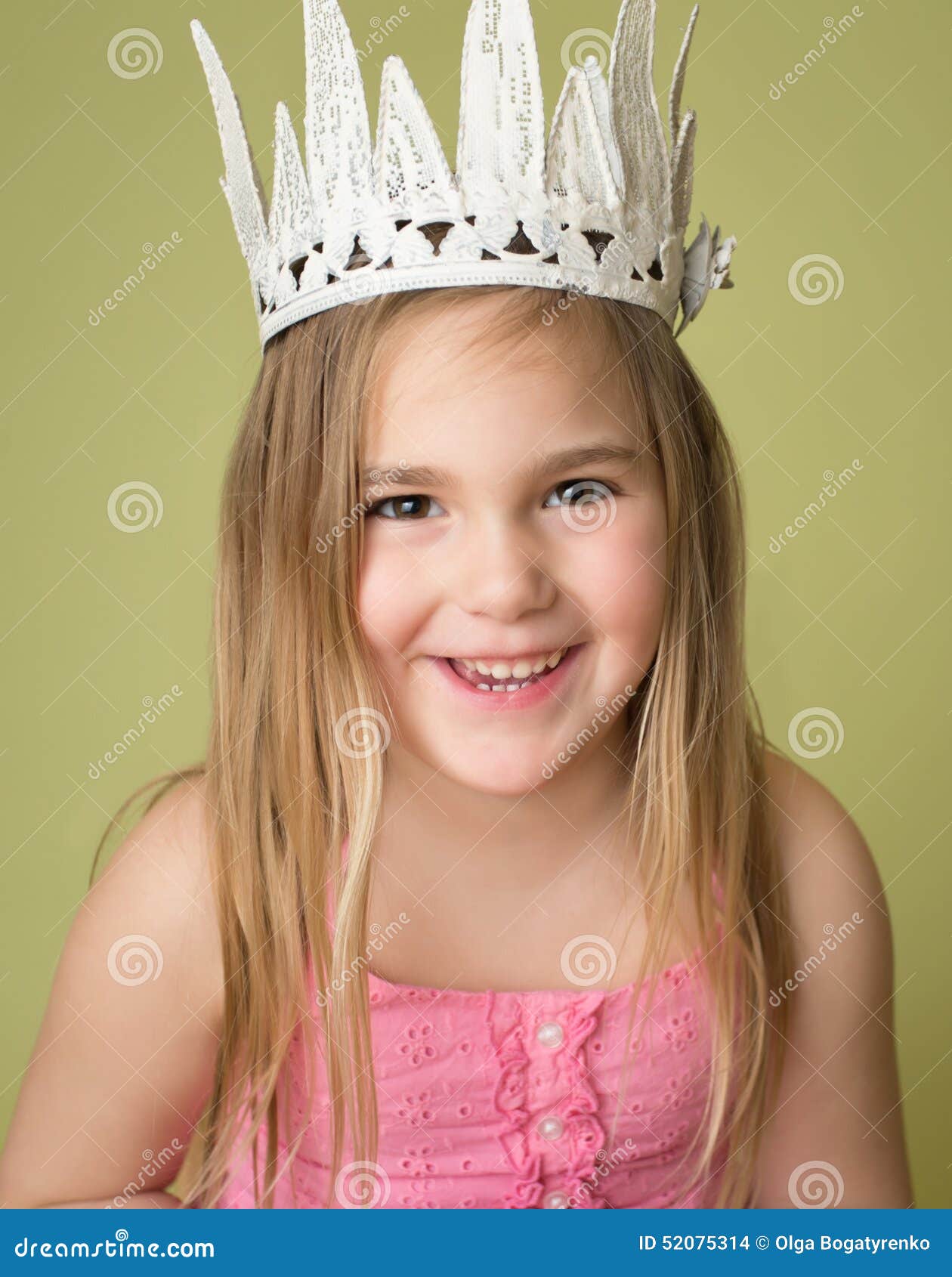 Fille Dans La Couronne, Princesse Photo stock - Image du visage,  imagination: 52075314