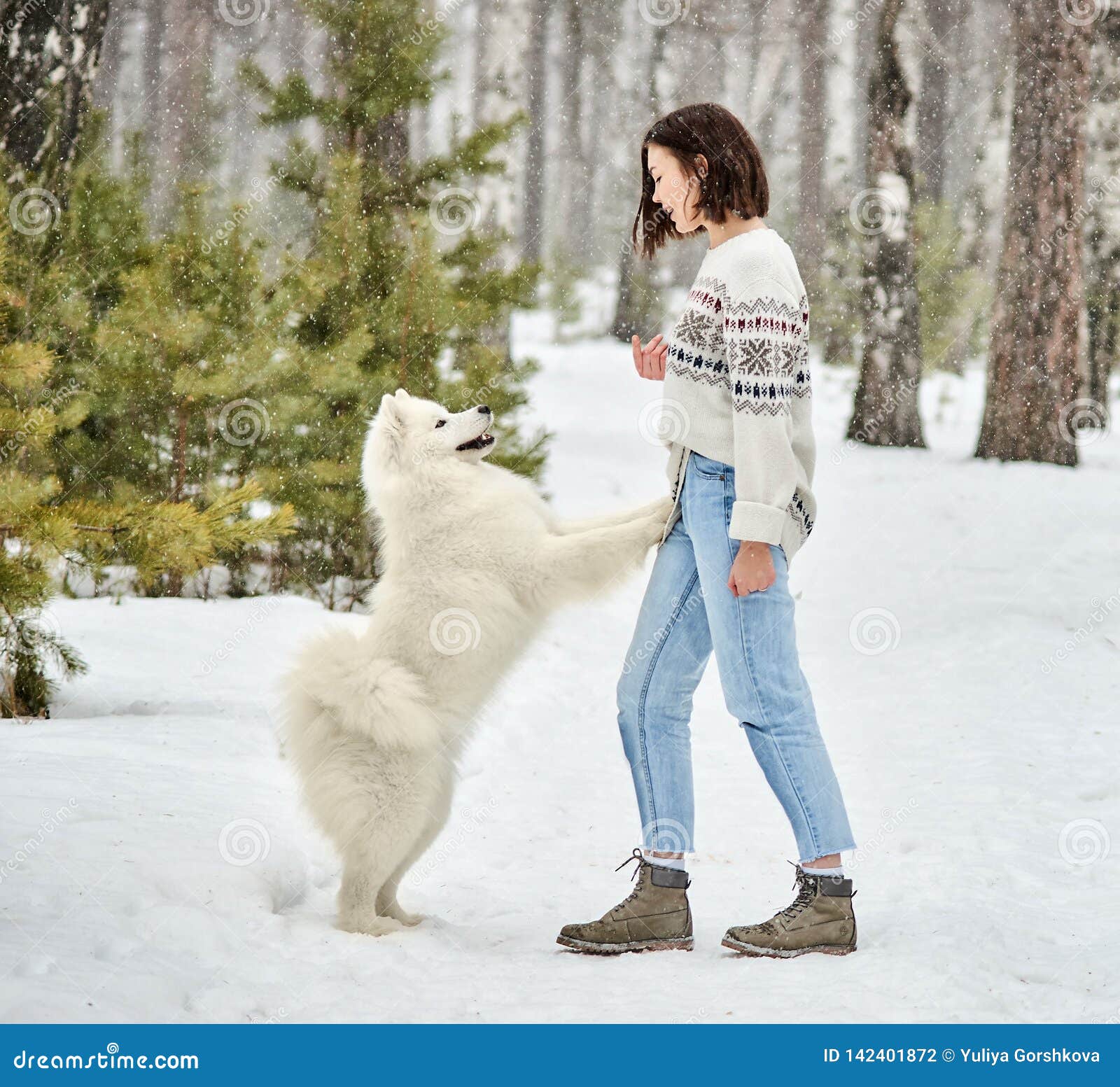 Fille Dans La Forêt Dhiver Marchant Avec Un Chien La Neige