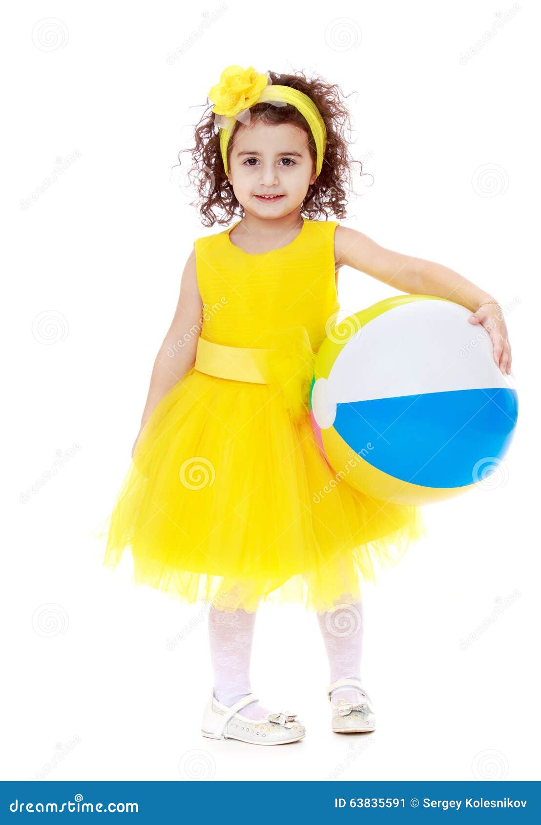 Fille dans la robe jaune image stock. Image du amusement 63835591