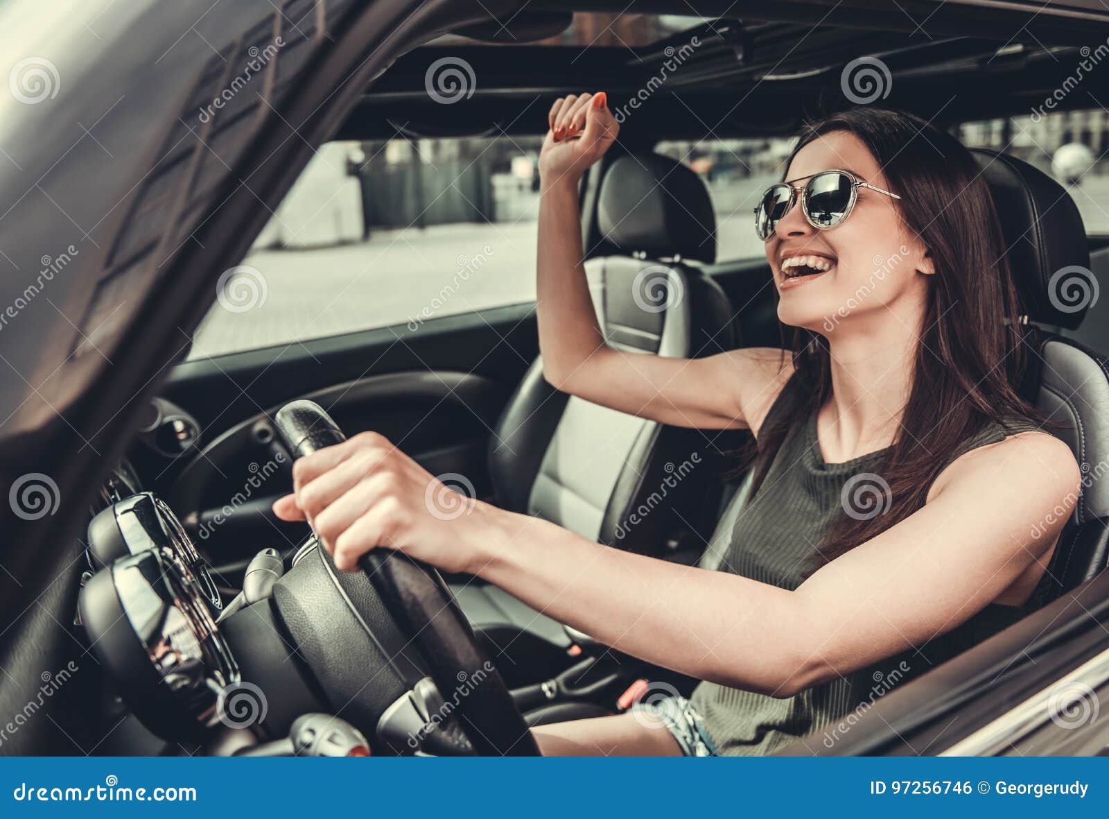 Fille dans la voiture photo stock. Image du dame, femelle - 97256746